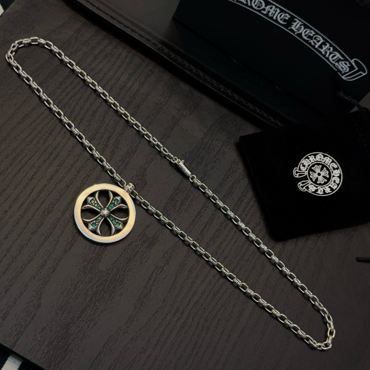 新款【专柜品质】Chrome Hearts克罗心经典复古项链 绿钻圆牌十字架吊坠 凹凸造型不同的花纹设计