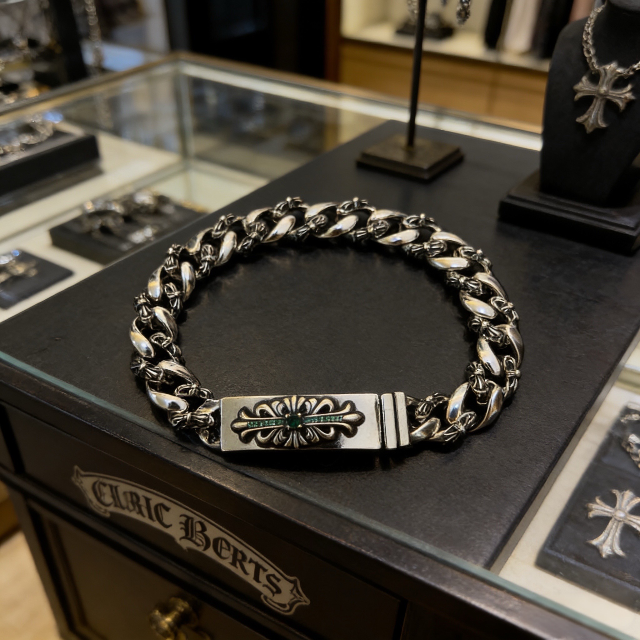 NO:763352,New [counter quality] Chrome Hearts Classic Retro Green Diamond Cross Flower Half Flower Cuban Bracelet, the original concave and convex shapes have different pattern design styles, showing a distinctive cross and the Scout flower is the symbol of Chrome Hearts, so it is more durable. Genuine pattern-printed Chrome Hearts distinguishes the ordinary light version in the market. Check the quality of the version. Look at the printing details, the degree of retro ash oxidation. Seiko version!  !  !  Purely handmade ~ Authentic open mold fashion essentials. Can be worn by both men and women. Same style for couples. Official website original. Rock punk Thai silver style. Retro elements. Trendy and versatile!  , jewelry boutique, chrome hearts, chrome hearts, bracelet19860909新款【专柜品质】Chrome Hearts克罗心经典复古绿钻十字花半花古巴手链,原图凹凸造型不同的花纹设计风格 呈现出与众不同 十字架 童军花是克罗心的志 所以更经久不衰 正品打版Chrome Hearts克罗心 区别市场普通轻版 对版对标品质 看字印细节 复古做旧灰氧程度.精工版本！！！ 纯手工打造 ～正品开模潮流时尚必备 男女均可佩戴 情侣同款 官网原版 摇滚朋克泰银风格 复古元素 潮流百搭！,饰品精品,chrome hearts,chrome hearts,bracelet,Jewelry