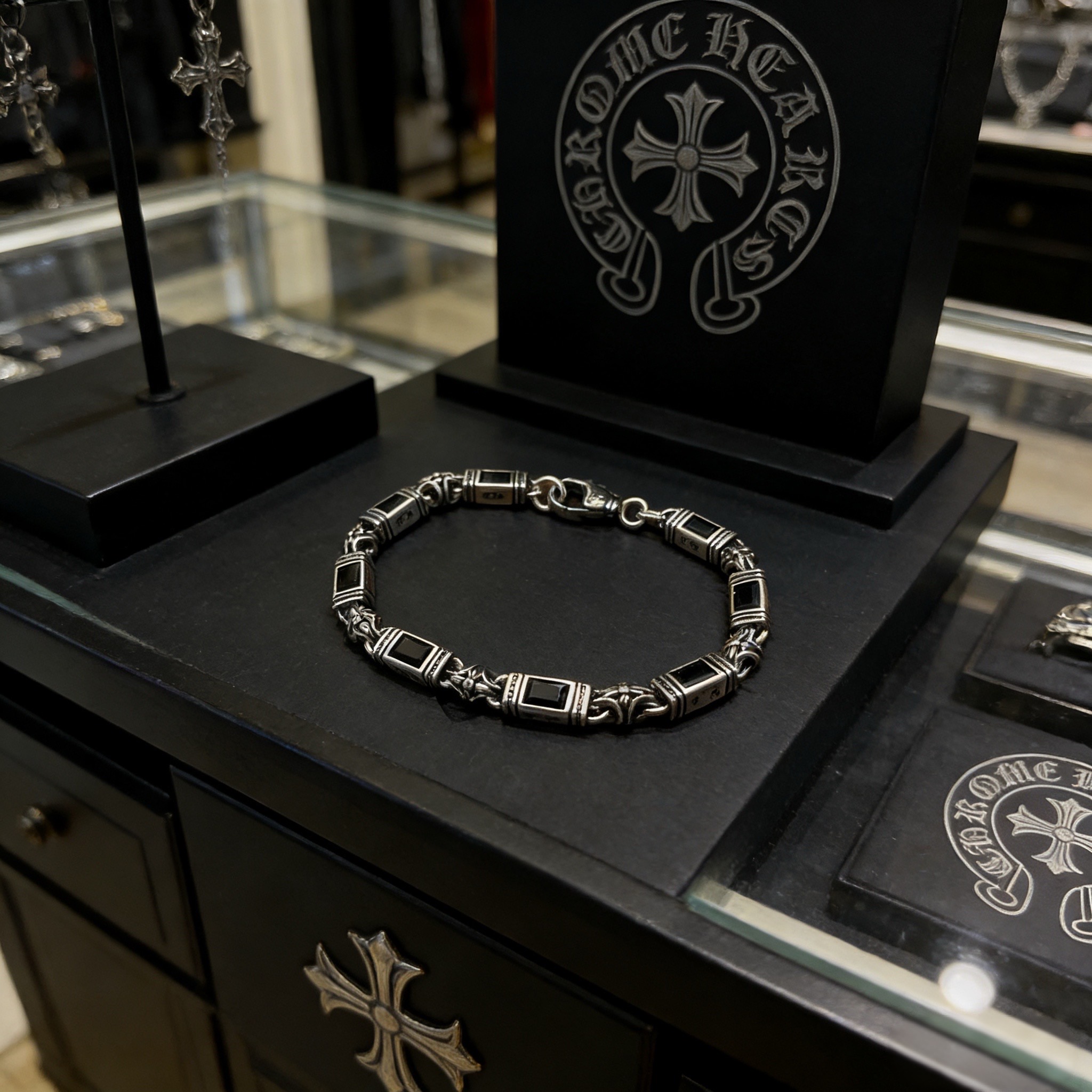 新款【专柜品质】Chrome Hearts克罗心多元素黑钻十字架手链 凹凸造型不同的花纹设计风格呈现出与