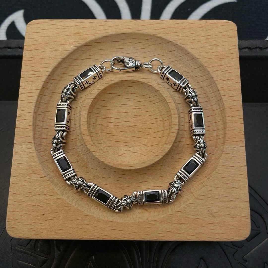 新款【专柜品质】Chrome Hearts克罗心多元素黑钻十字架手链 凹凸造型不同的花纹设计风格呈现出与