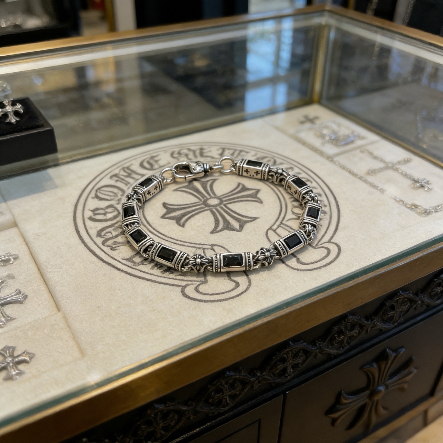 新款【专柜品质】Chrome Hearts克罗心多元素黑钻十字架手链 凹凸造型不同的花纹设计风格呈现出与