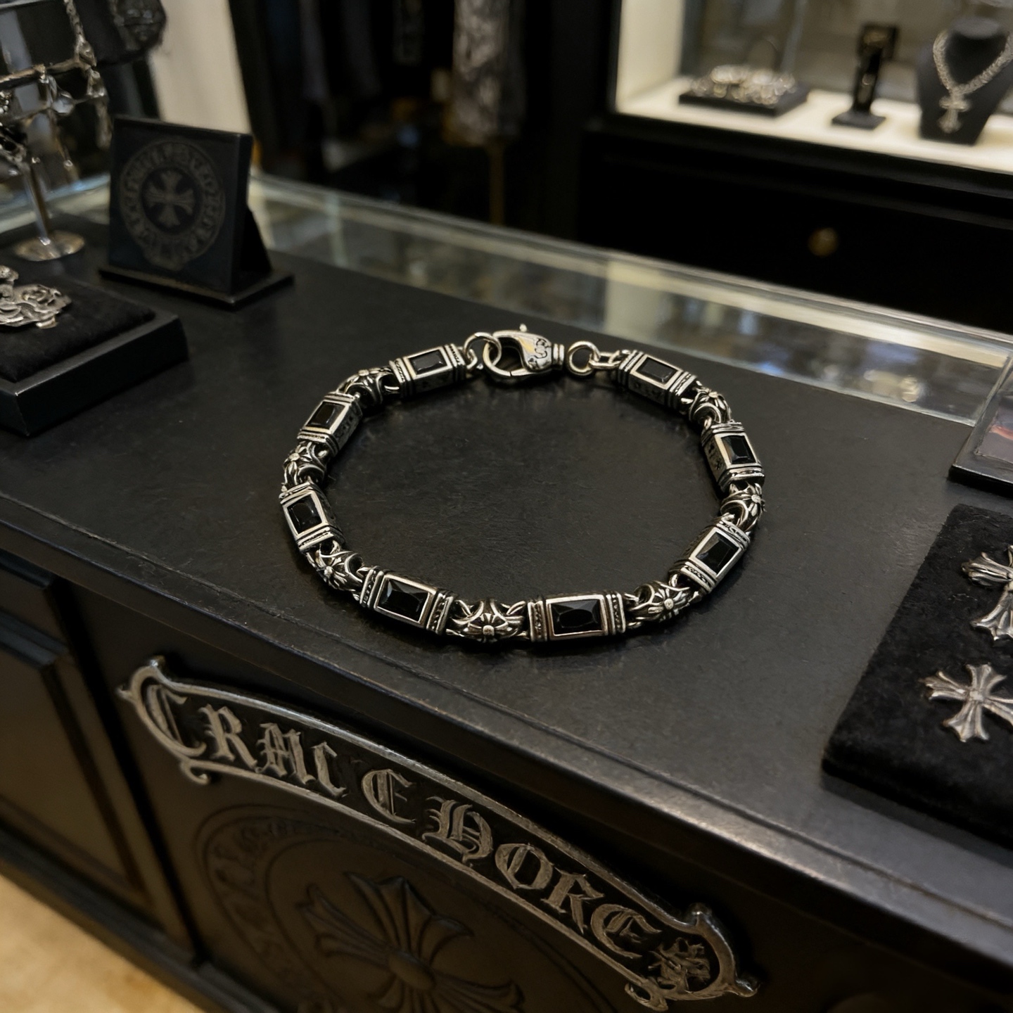 NO:763356,New [counter quality] Chrome Hearts multi-element black diamond cross bracelet. Different concave and convex shapes and different pattern design styles are unique. The cross scout flower is the symbol of Chrome Hearts, so it is more durable. Genuine pattern-printed Chrome Hearts distinguishes the ordinary light version in the market. Match the version and standard quality. Look at the printing details. The degree of retro gray oxidation. Seiko version!  , jewelry boutique, chrome hearts, chrome hearts, bracelet19860909新款【专柜品质】Chrome Hearts克罗心多元素黑钻十字架手链 凹凸造型不同的花纹设计风格呈现出与众不同 十字架童军花是克罗心的标志 所以更经久不衰 正品打版Chrome Hearts克罗心 区别市场普通轻版 对版对标品质 看字印细节 复古做旧灰氧程度.精工版本！,饰品精品,chrome hearts,chrome hearts,bracelet,Jewelry