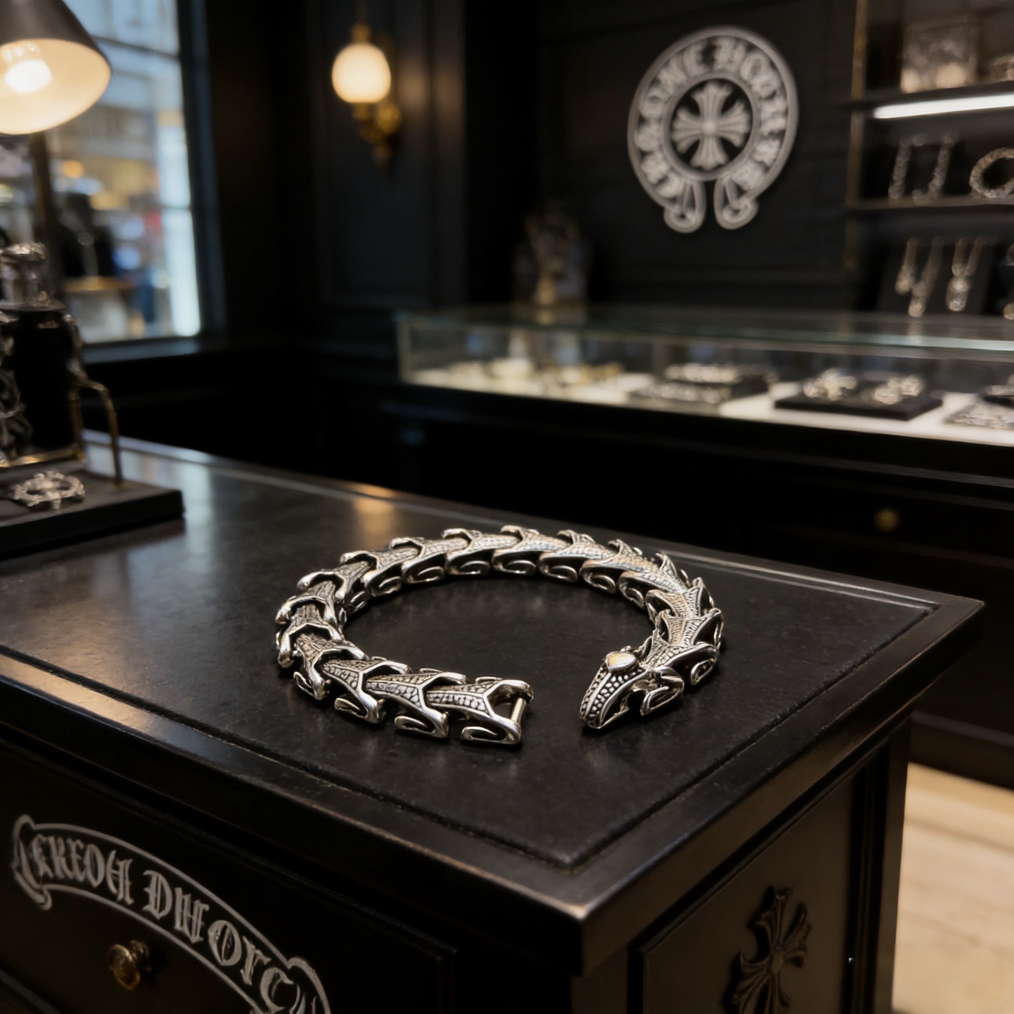 新款【专柜品质】Chrome Hearts克罗心手链，凹凸造型不同的花纹设计风格 呈现出与众不同 十字架