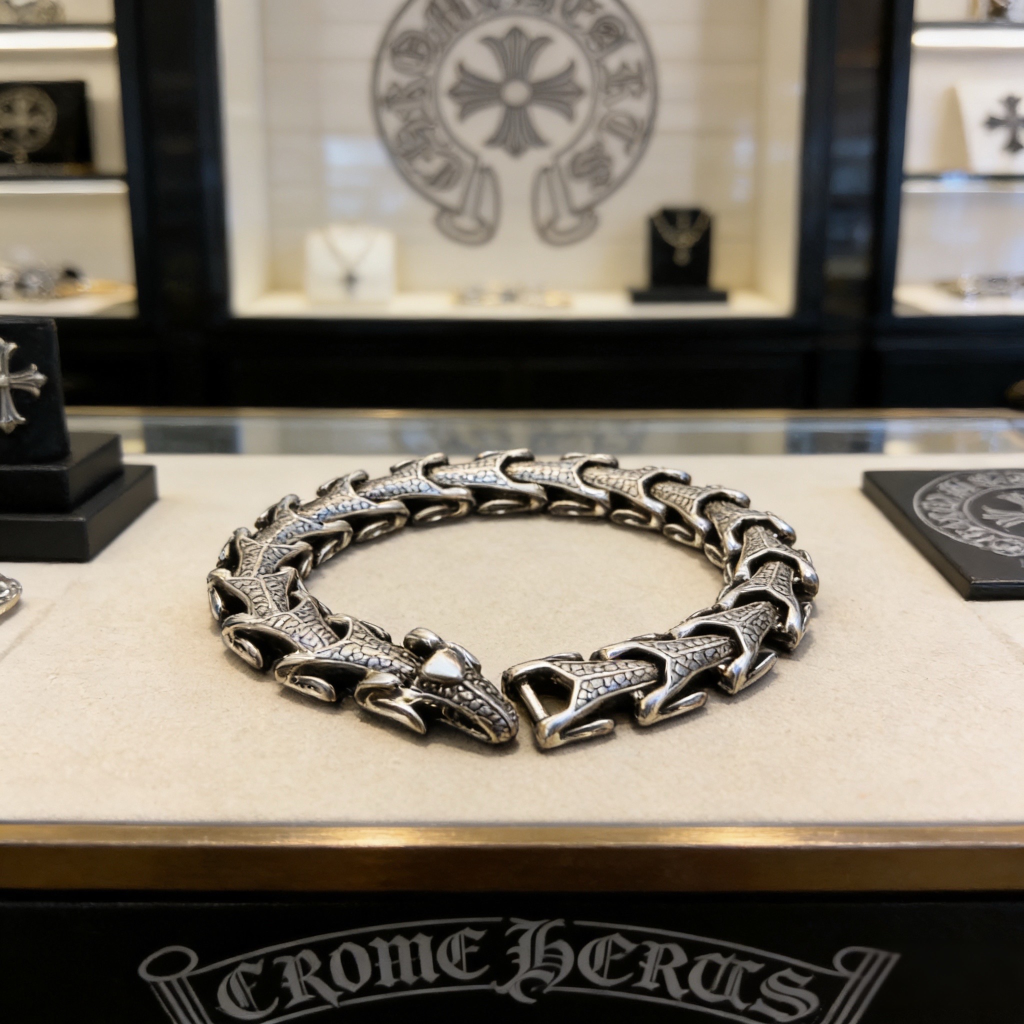 NO:763358,The new [counter quality] Chrome Hearts bracelet, with concave and convex shapes and different pattern design styles, presents a distinctive cross. The Scout flower is the symbol of Chrome Hearts, so it is more durable. Genuine pattern-printed Chrome Hearts distinguishes the ordinary light version in the market. Check the quality of the version. Look at the printing details, the degree of retro gray oxidation. Seiko version!  !  !  Purely handmade ~ Authentic open mold fashion essentials. Can be worn by both men and women. Same style for couples. Official website original. Rock punk Thai silver style. Retro elements. Trendy and versatile!  , jewelry boutique, chrome hearts, chrome hearts, bracelet19860909新款【专柜品质】Chrome Hearts克罗心手链,凹凸造型不同的花纹设计风格 呈现出与众不同 十字架 童军花是克罗心的志 所以更经久不衰 正品打版Chrome Hearts克罗心 区别市场普通轻版 对版对标品质 看字印细节 复古做旧灰氧程度.精工版本！！！ 纯手工打造 ～正品开模潮流时尚必备 男女均可佩戴 情侣同款 官网原版 摇滚朋克泰银风格 复古元素 潮流百搭！,饰品精品,chrome hearts,chrome hearts,bracelet,Jewelry