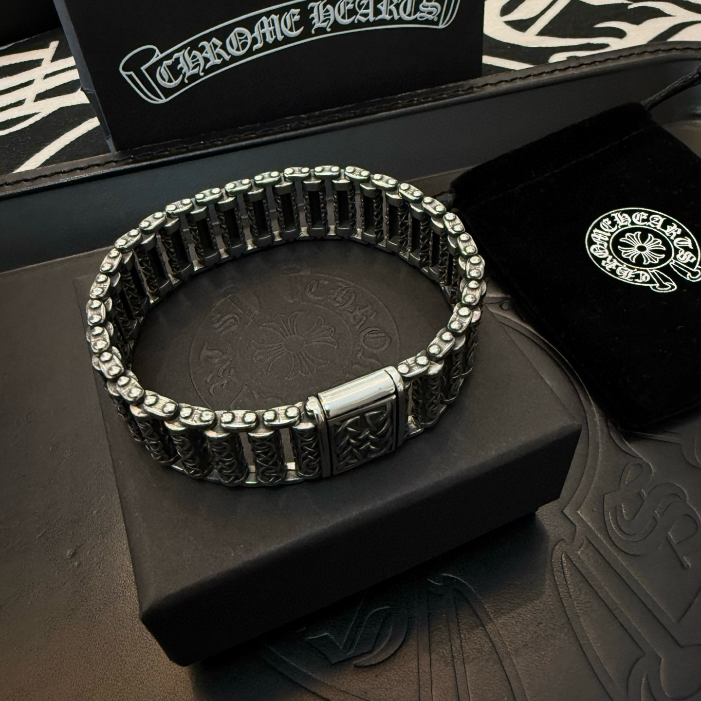 新款【专柜品质】Chrome Hearts克罗心复古多元素手链，凹凸造型不同的花纹设计风格呈现出与众不同