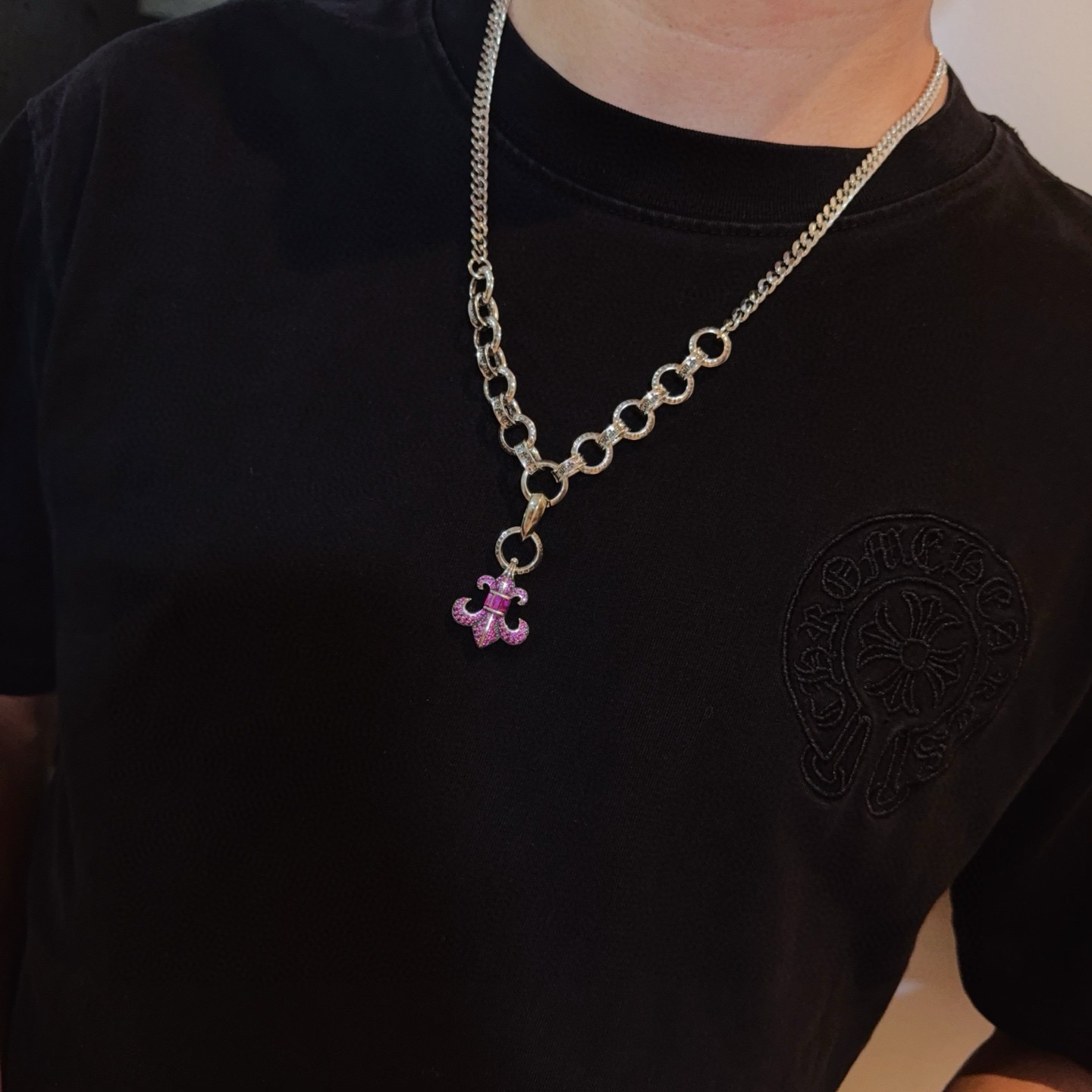 新款【专柜品质】Chrome Hearts克罗心经典复古项链，粉钻童军花吊坠 凹凸造型不同的花纹设计风格