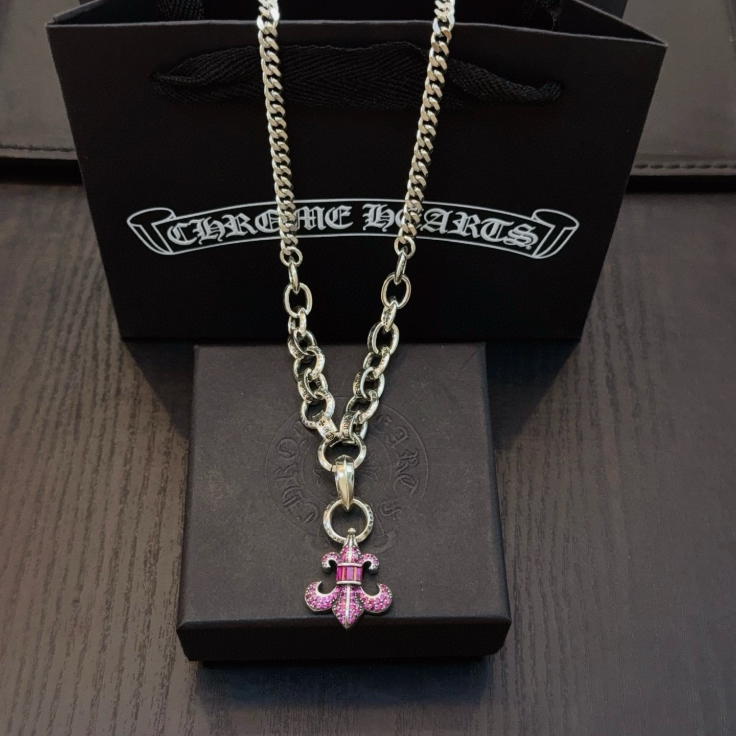 NO:763362,New [Counter Quality] Chrome Hearts Classic Retro Necklace, Pink Diamond Scout Flower Pendant. Different pattern design styles with concave and convex shapes, showing a distinctive cross. The Scout Flower is the symbol of Chrome Hearts, so it is more durable. Genuine pattern-printing Chrome Hearts distinguishes the ordinary light version in the market. Match the version and standard quality. Look at the printing details. The degree of retro ash oxidation. Seiko version!  !  !  Purely handmade ~ Authentic open mold fashion essentials. Can be worn by both men and women. Same style for couples. Official website original. Rock punk Thai silver style. Retro elements. Trendy and versatile!  , jewelry boutique, chrome hearts, chrome hearts, necklace19860909新款【专柜品质】Chrome Hearts克罗心经典复古项链,粉钻童军花吊坠 凹凸造型不同的花纹设计风格 呈现出与众不同 十字架 童军花是克罗心的志 所以更经久不衰 正品打版Chrome Hearts克罗心 区别市场普通轻版 对版对标品质 看字印细节 复古做旧灰氧程度.精工版本！！！ 纯手工打造 ～正品开模潮流时尚必备 男女均可佩戴 情侣同款 官网原版 摇滚朋克泰银风格 复古元素 潮流百搭！,饰品精品,chrome hearts,chrome hearts,necklace,Jewelry