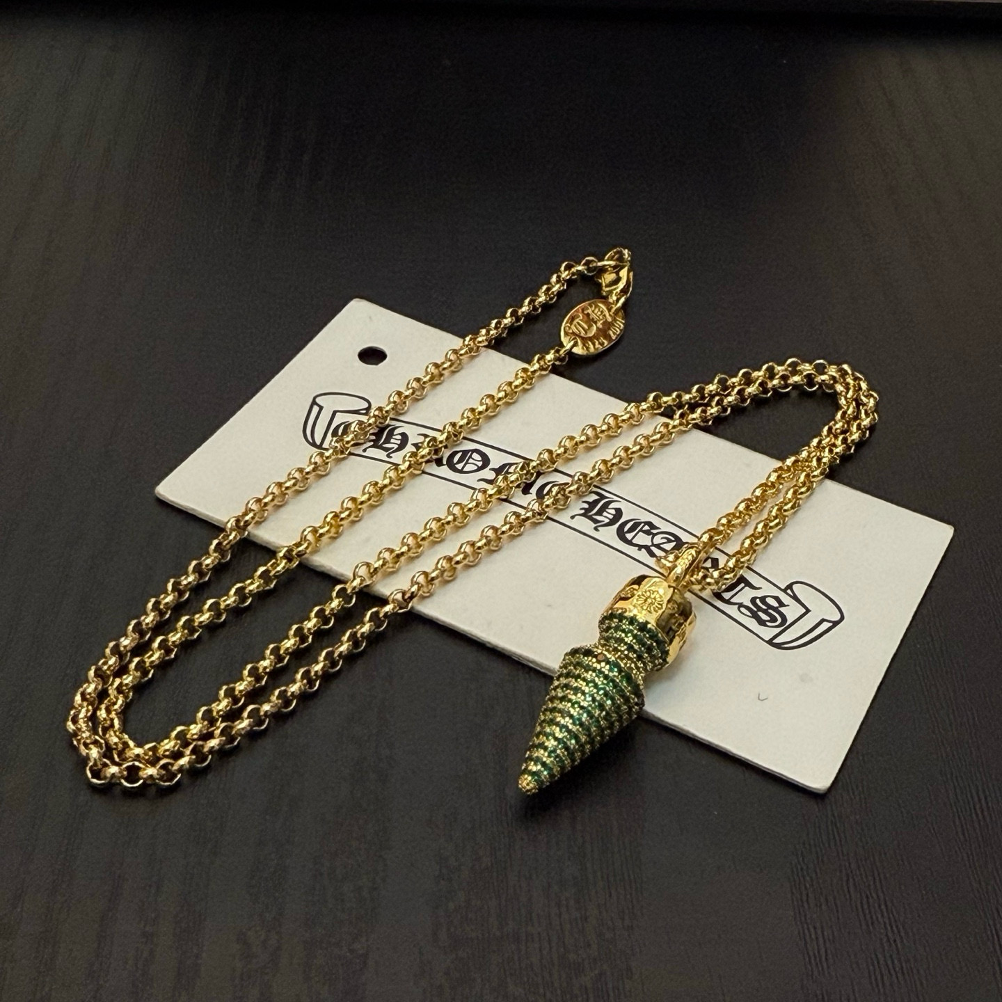 新款【专柜品质】Chrome Hearts克罗心黄金色项链，绿钻子弹吊坠 凹凸造型不同的花纹设计风格 呈