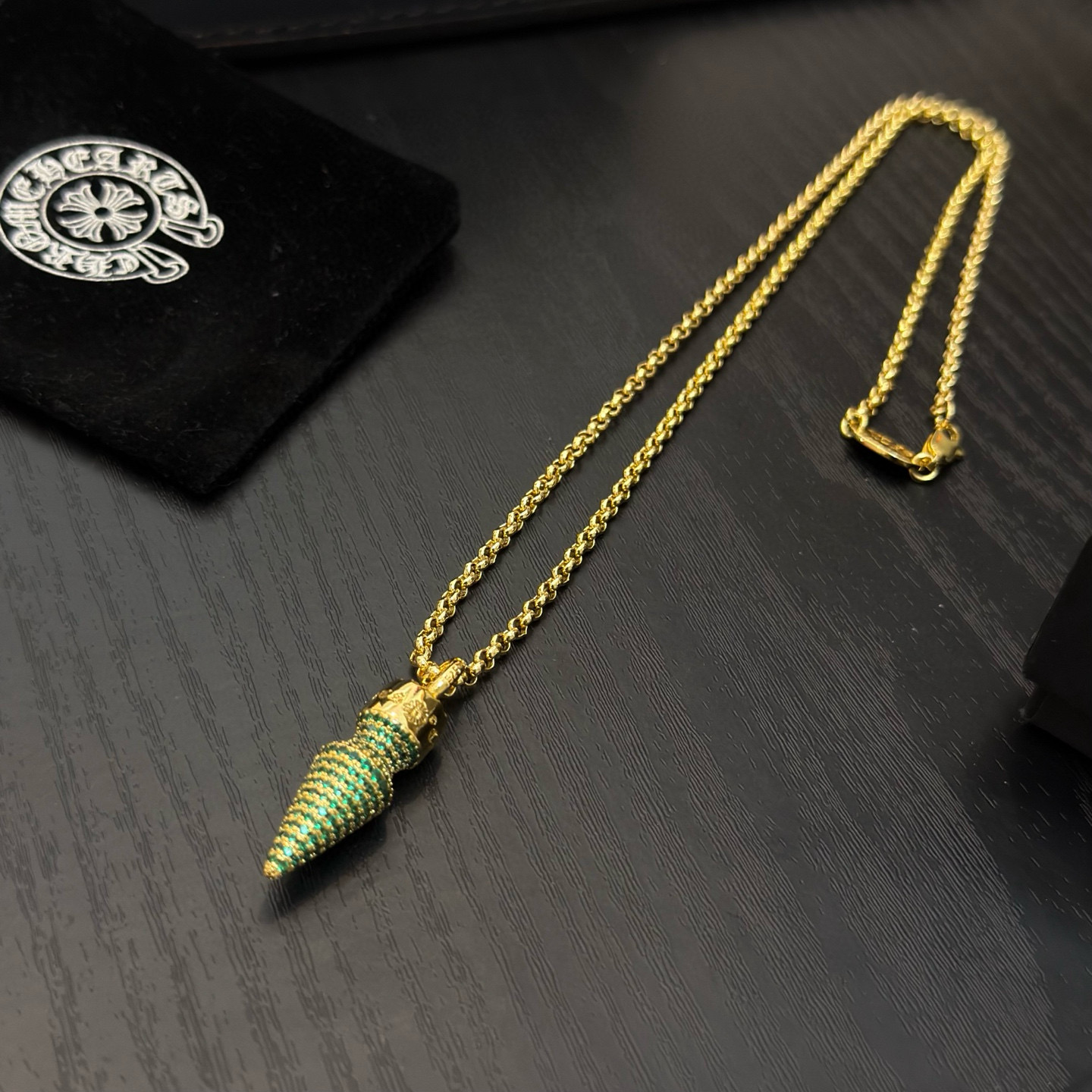 新款【专柜品质】Chrome Hearts克罗心黄金色项链，绿钻子弹吊坠 凹凸造型不同的花纹设计风格 呈
