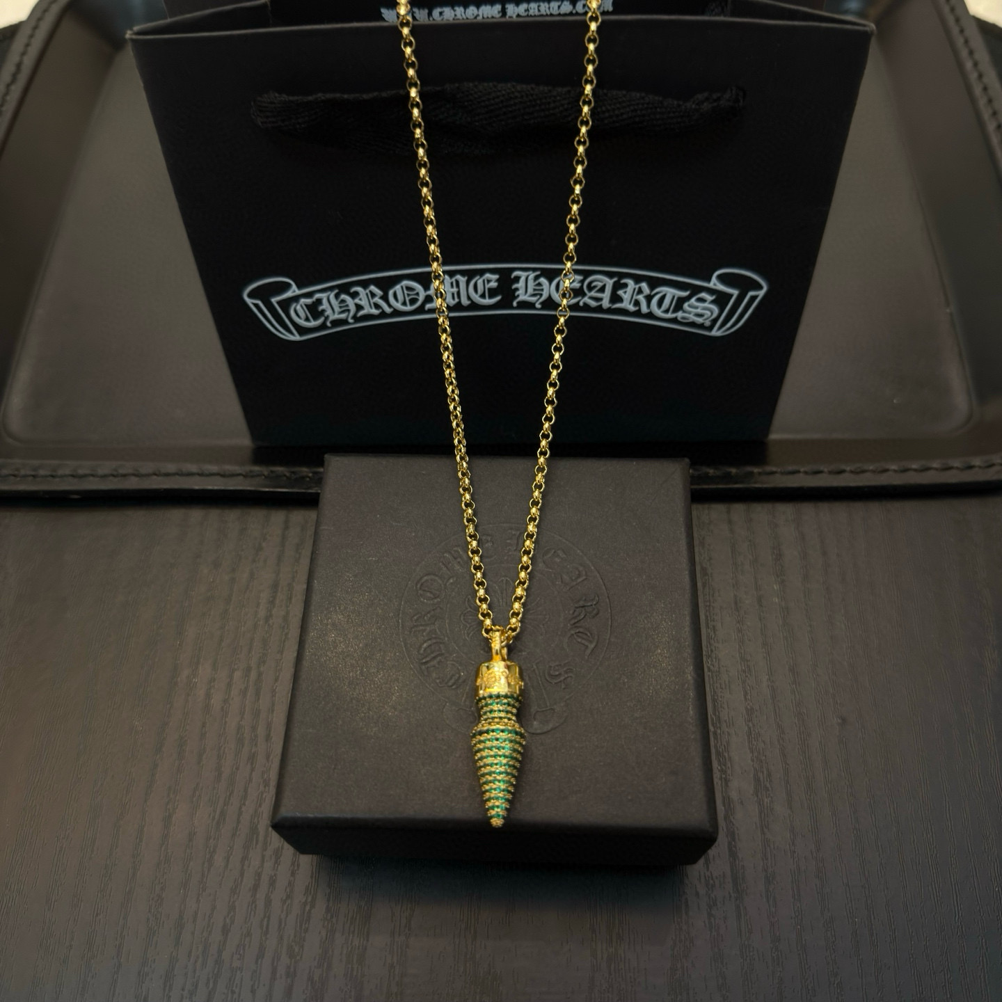 新款【专柜品质】Chrome Hearts克罗心黄金色项链，绿钻子弹吊坠 凹凸造型不同的花纹设计风格 呈