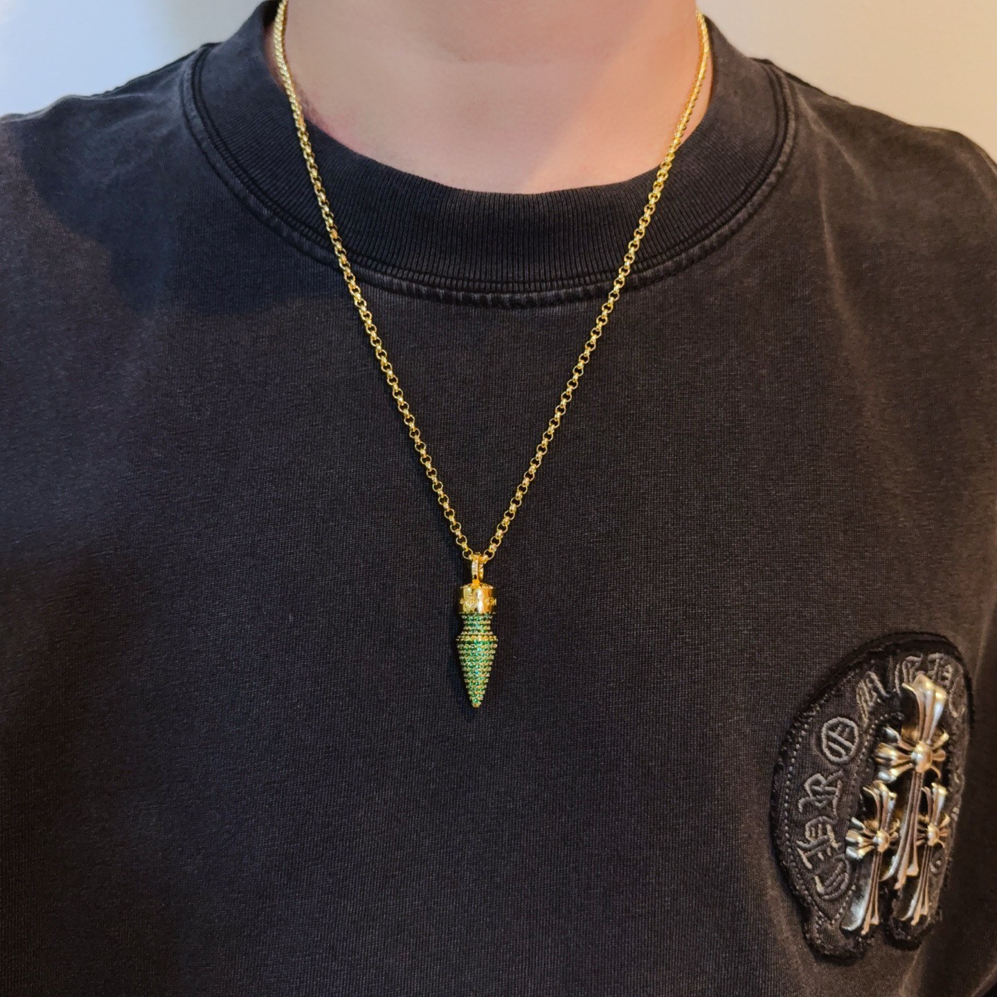 新款【专柜品质】Chrome Hearts克罗心黄金色项链，绿钻子弹吊坠 凹凸造型不同的花纹设计风格 呈