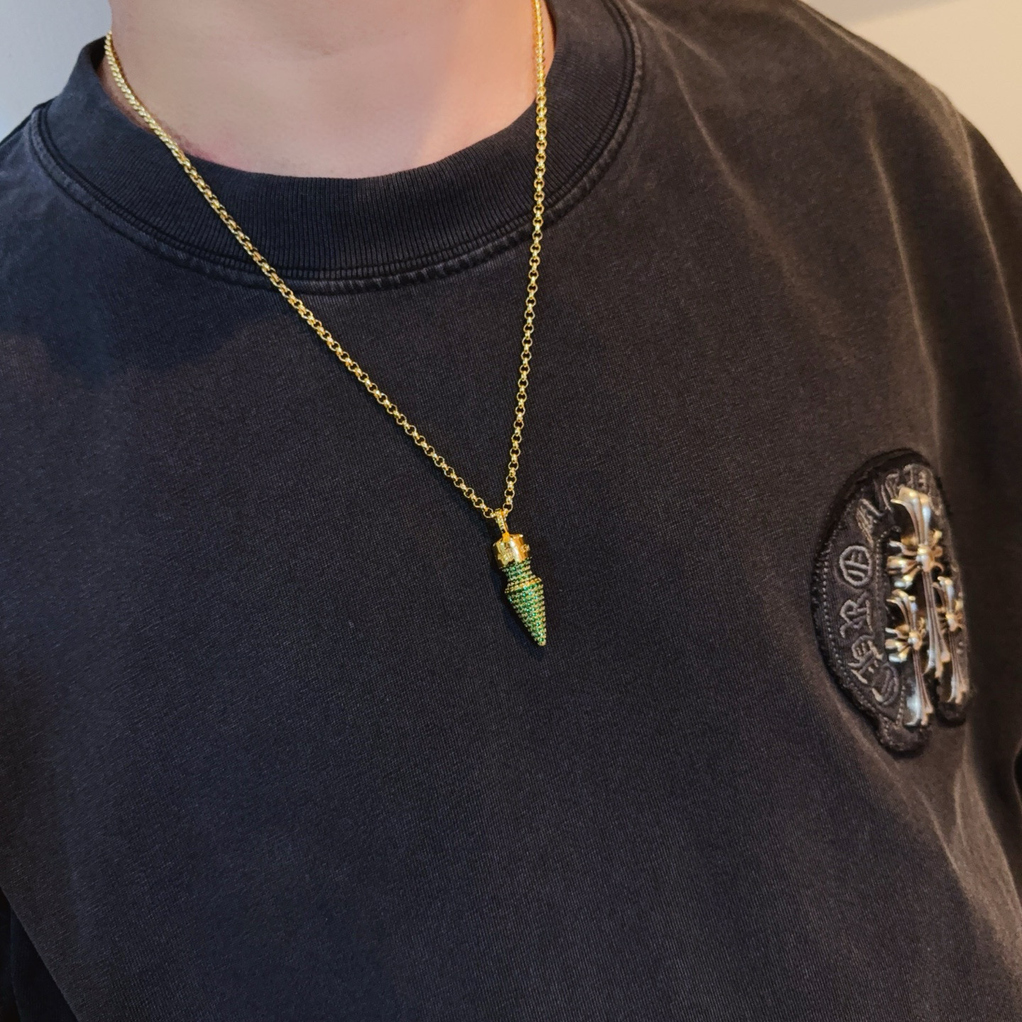 新款【专柜品质】Chrome Hearts克罗心黄金色项链，绿钻子弹吊坠 凹凸造型不同的花纹设计风格 呈