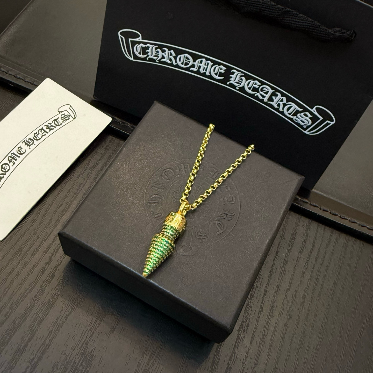 新款【专柜品质】Chrome Hearts克罗心黄金色项链，绿钻子弹吊坠 凹凸造型不同的花纹设计风格 呈