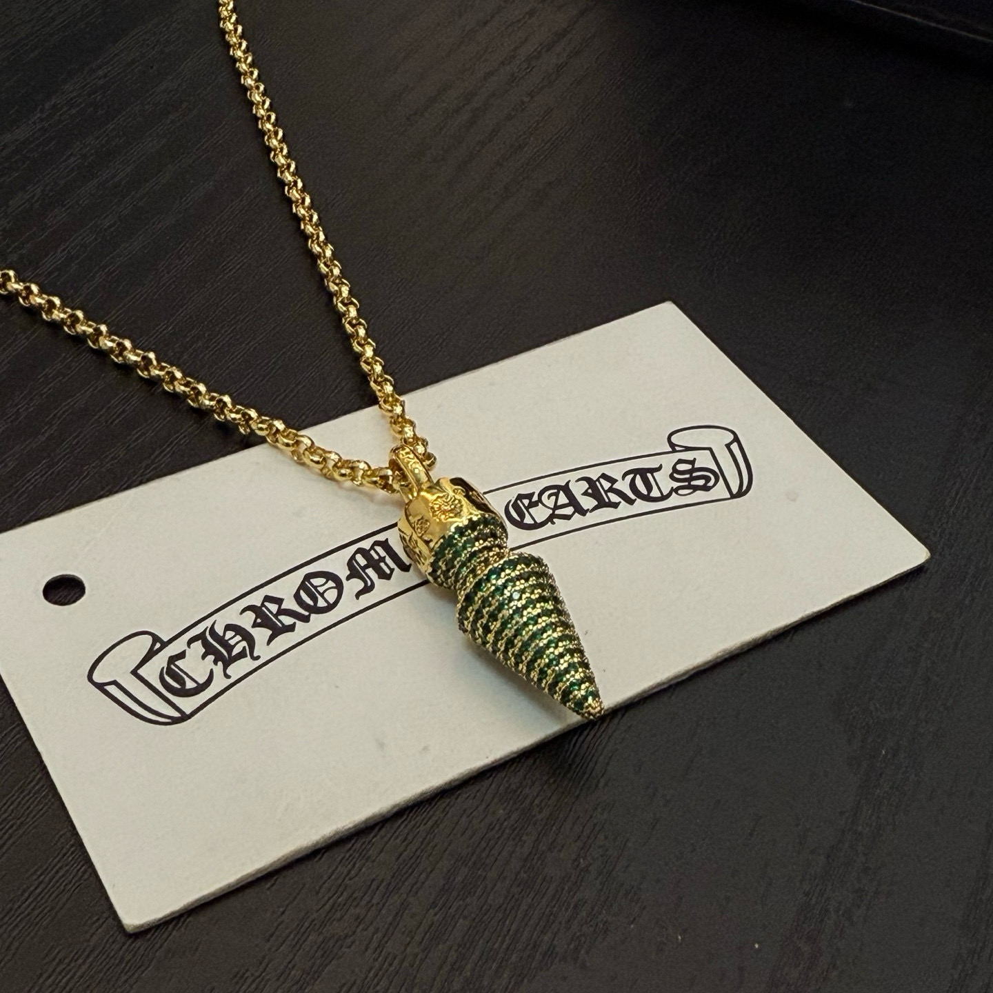 新款【专柜品质】Chrome Hearts克罗心黄金色项链，绿钻子弹吊坠 凹凸造型不同的花纹设计风格 呈