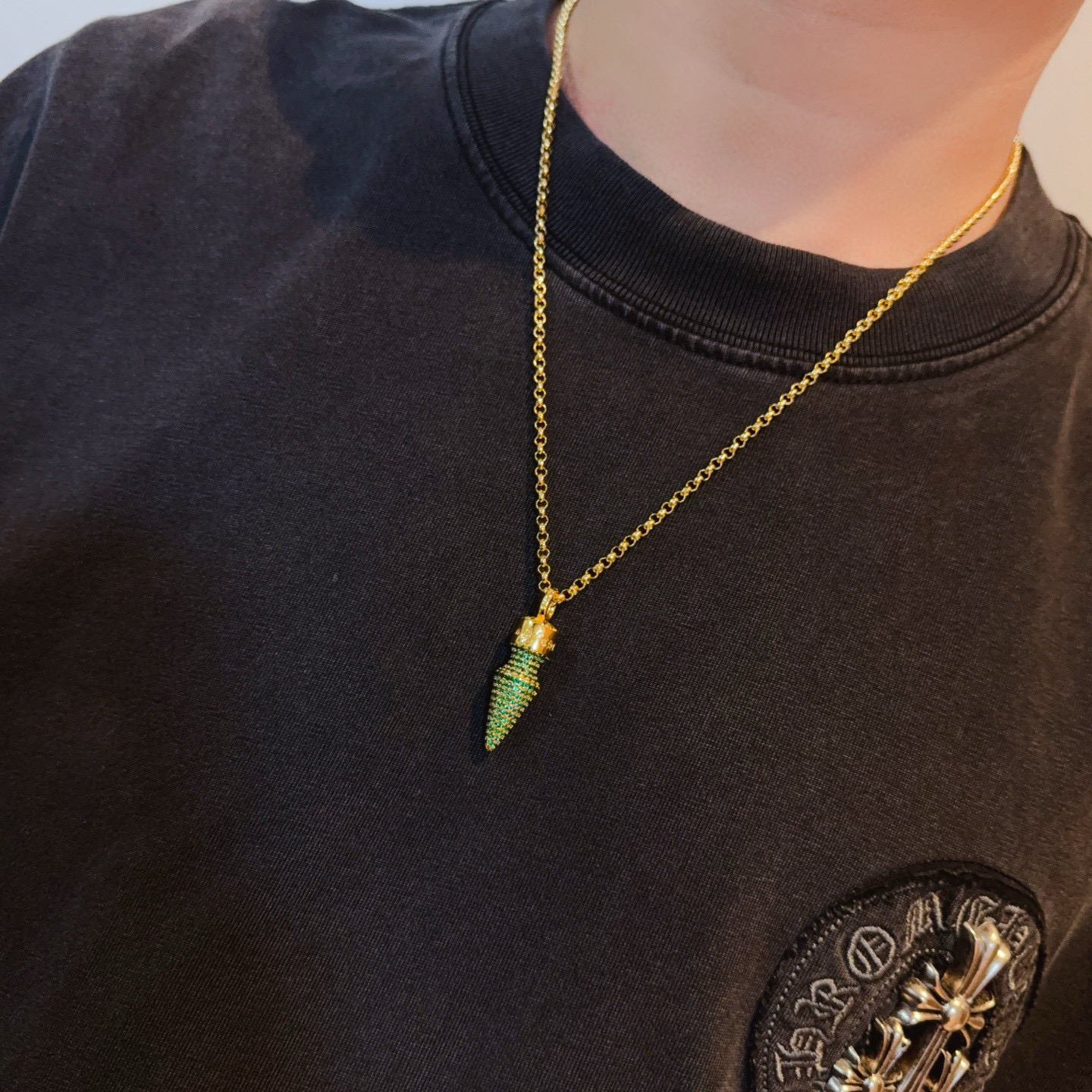 新款【专柜品质】Chrome Hearts克罗心黄金色项链，绿钻子弹吊坠 凹凸造型不同的花纹设计风格 呈