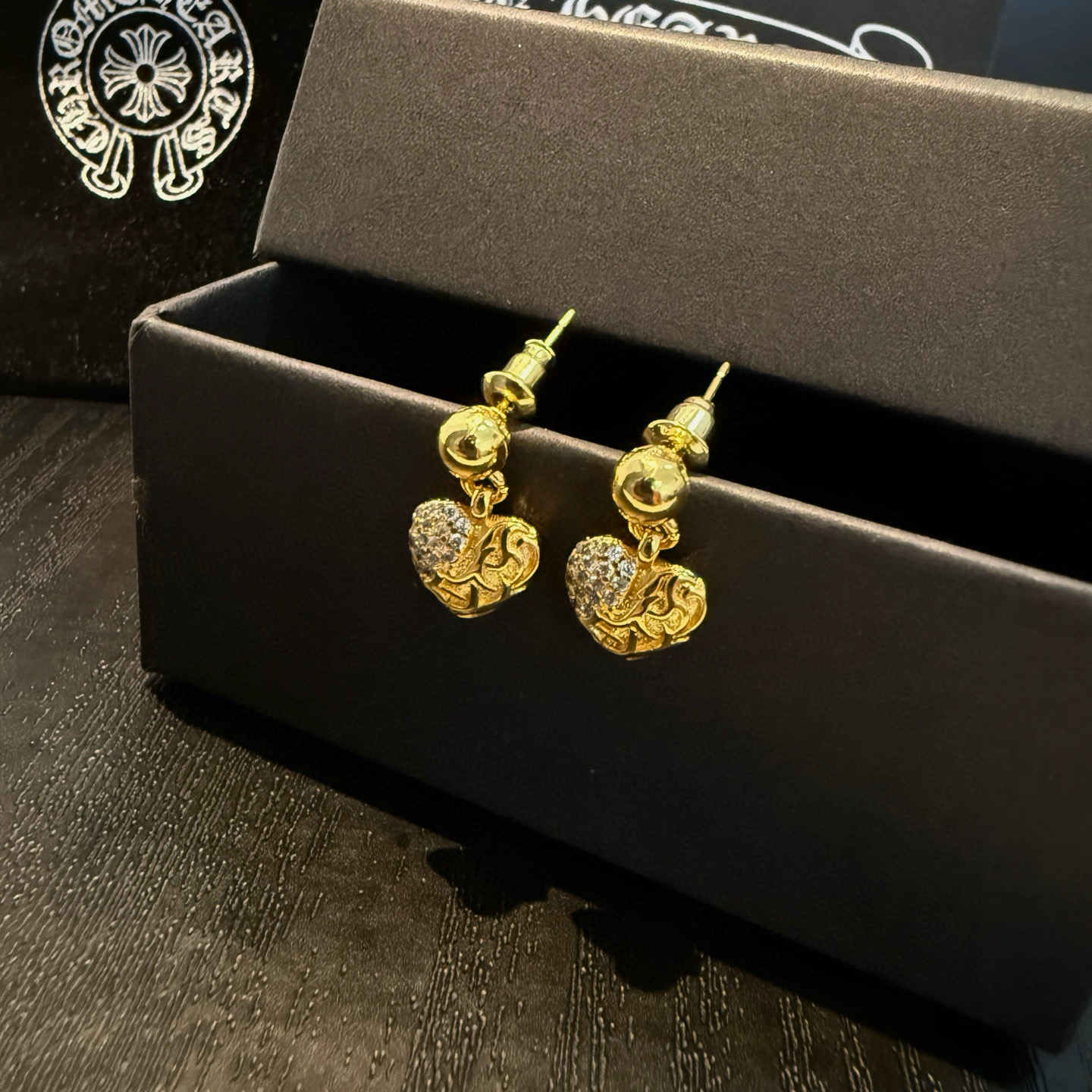 Chrome Hearts Chrome Hearts 克罗心黄金色满钻藤蔓爱心耳环