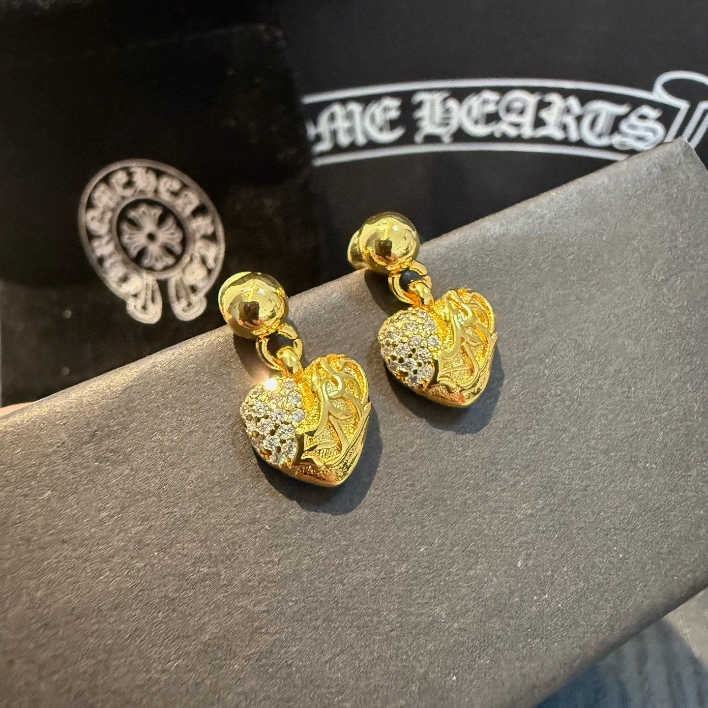 Chrome Hearts Chrome Hearts 克罗心黄金色满钻藤蔓爱心耳环