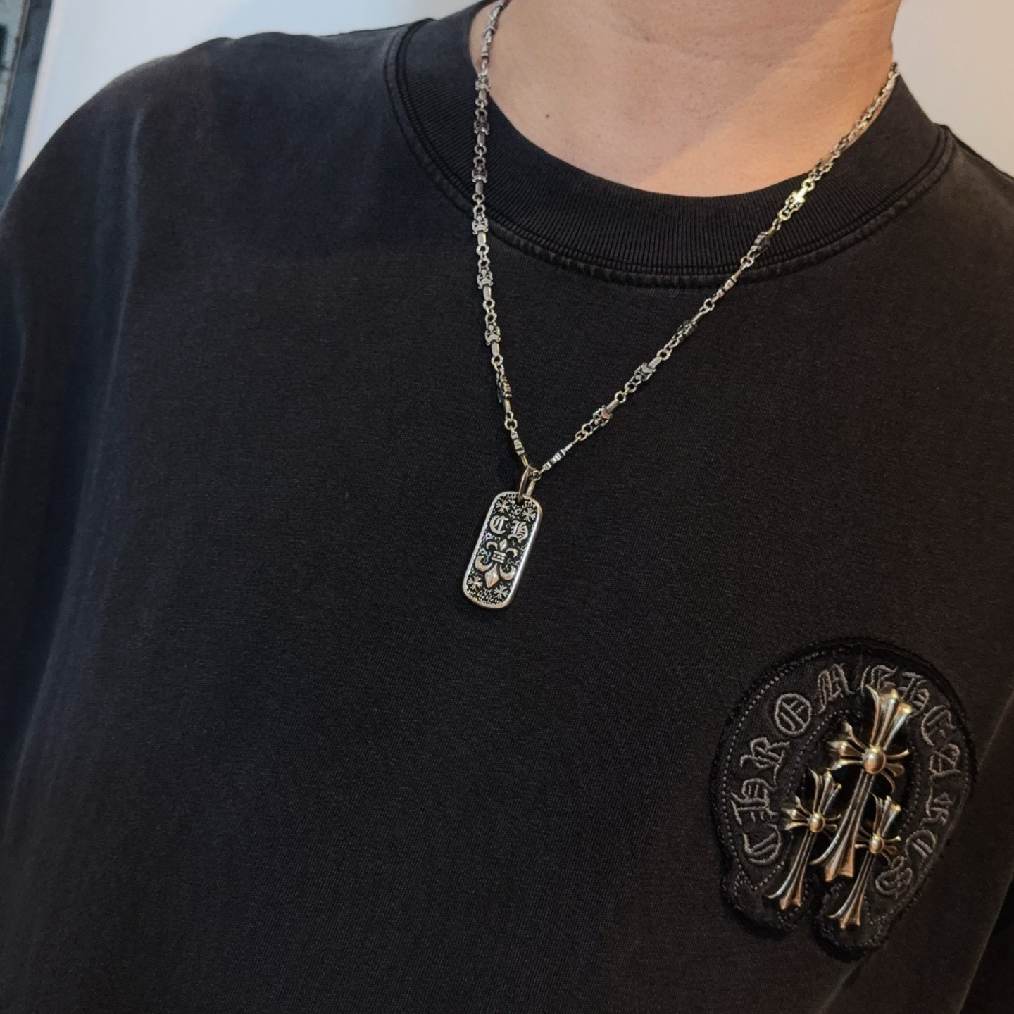 新款【专柜品质】Chrome Hearts克罗心经典复古宝剑项链，方牌吊坠 凹凸造型不同的花纹设计风格 