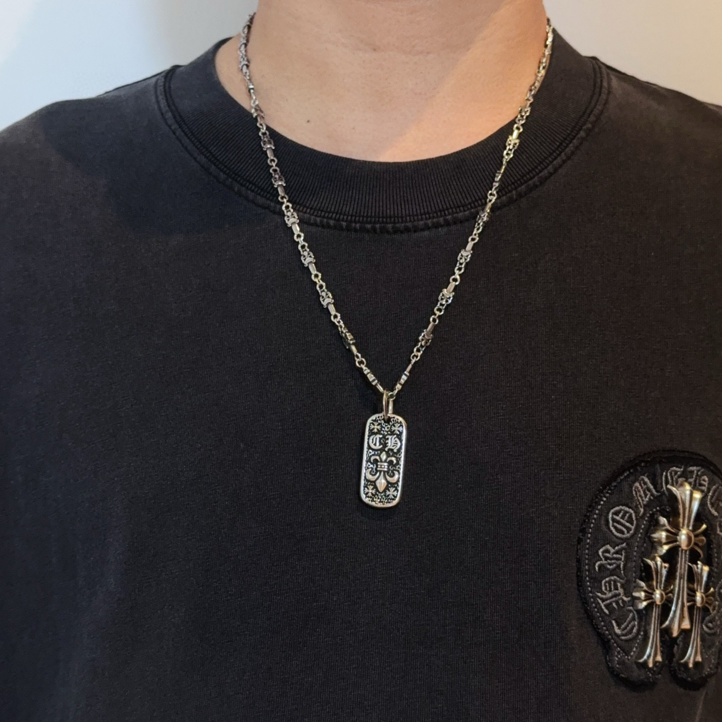 NO:763391,New [counter quality] Chrome Hearts Classic Retro Sword Necklace, Square Pendant. Concave and convex shapes with different pattern design styles, showing a distinctive cross. The Scout flower is the symbol of Chrome Hearts, so it is more durable. Genuine plate-printed Chrome Hearts distinguishes the ordinary light version in the market. Match the version and standard quality. Look at the printing details. The degree of retro gray oxidation. Seiko version!  !  !  Purely handmade ~ Authentic open mold fashion essentials. Can be worn by both men and women. Same style for couples. Official website original. Rock punk Thai silver style. Retro elements. Trendy and versatile!  , jewelry boutique, chrome hearts, chrome hearts, necklace19860909新款【专柜品质】Chrome Hearts克罗心经典复古宝剑项链,方牌吊坠 凹凸造型不同的花纹设计风格 呈现出与众不同 十字架 童军花是克罗心的志 所以更经久不衰 正品打版Chrome Hearts克罗心 区别市场普通轻版 对版对标品质 看字印细节 复古做旧灰氧程度.精工版本！！！ 纯手工打造 ～正品开模潮流时尚必备 男女均可佩戴 情侣同款 官网原版 摇滚朋克泰银风格 复古元素 潮流百搭！,饰品精品,chrome hearts,chrome hearts,necklace,Jewelry