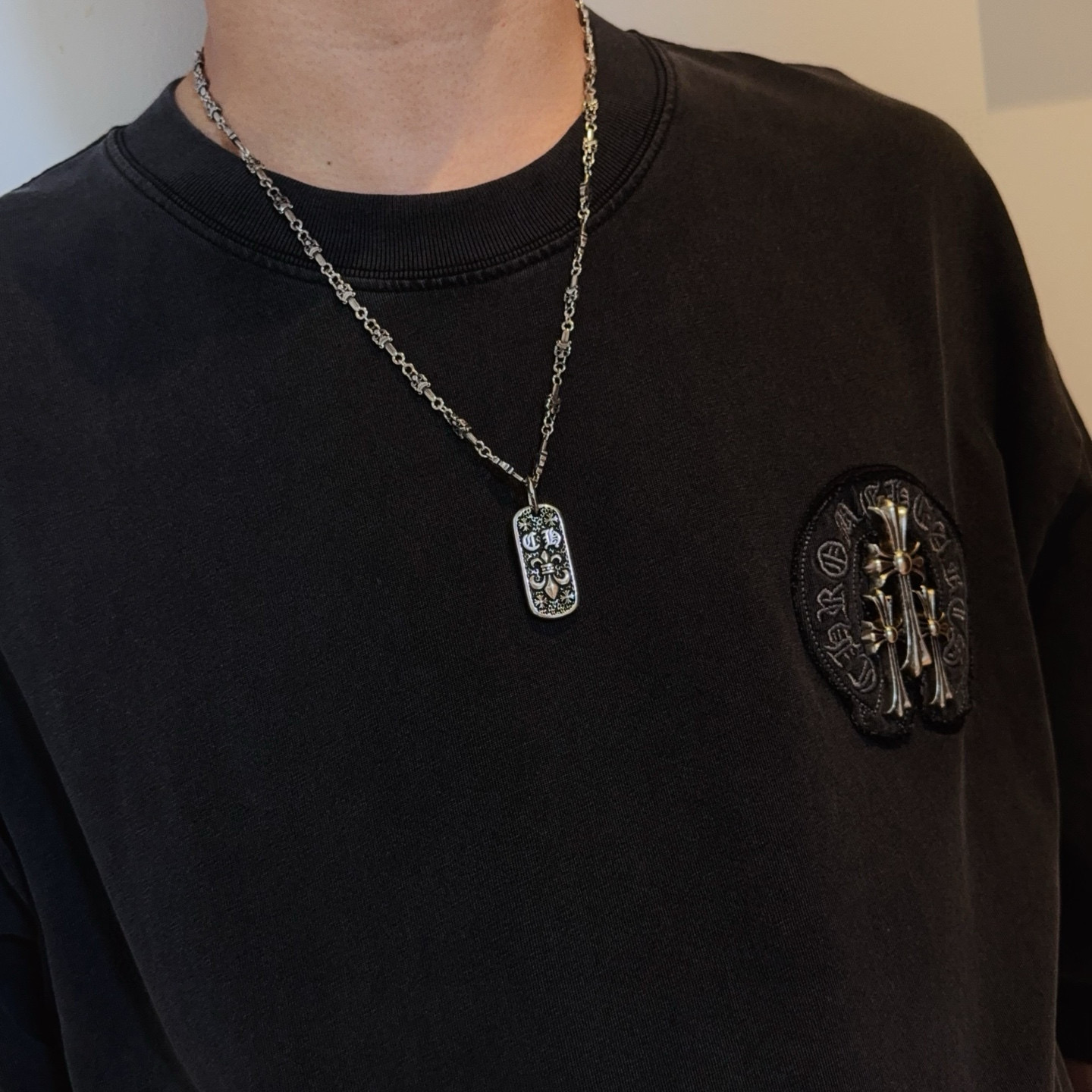 新款【专柜品质】Chrome Hearts克罗心经典复古宝剑项链，方牌吊坠 凹凸造型不同的花纹设计风格 