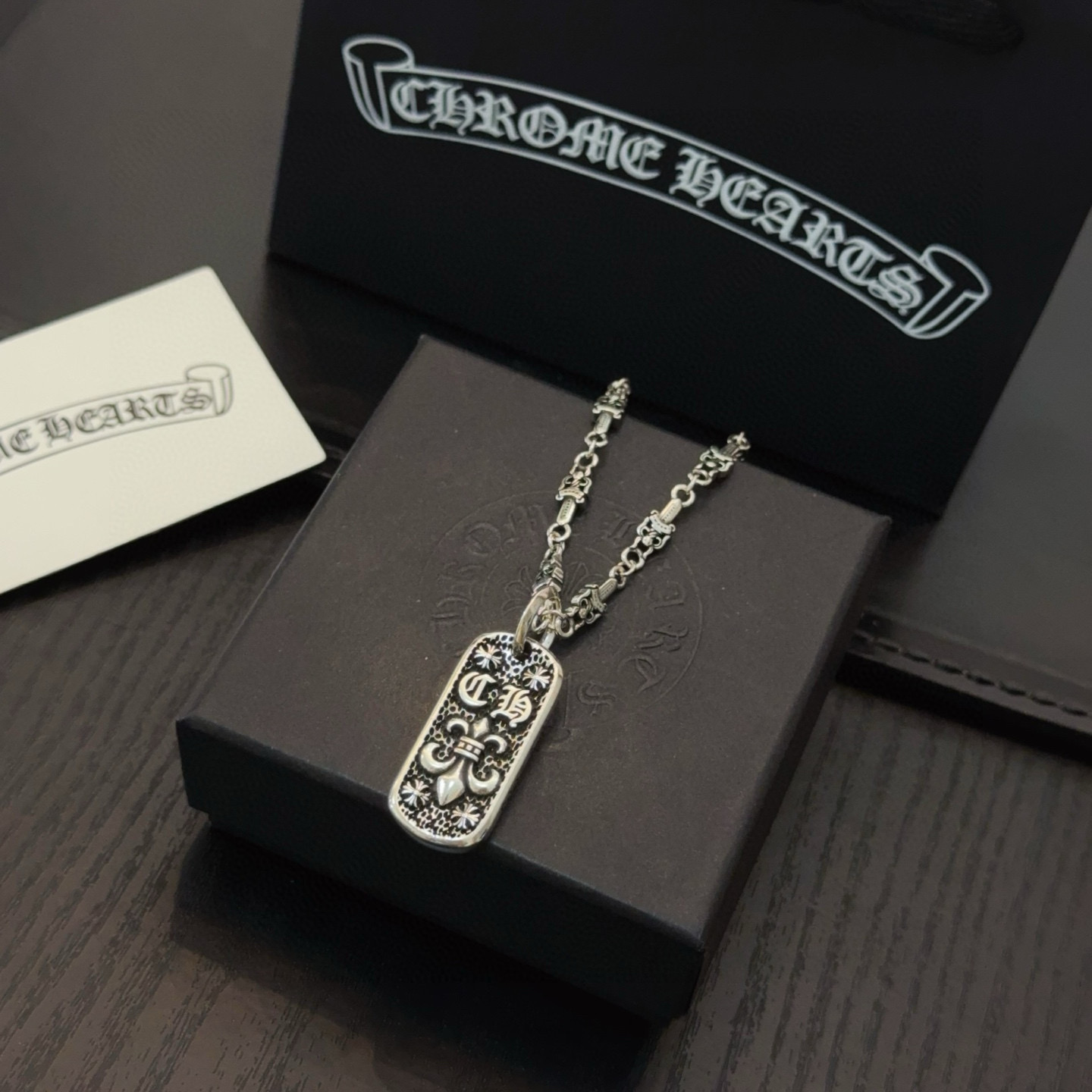 新款【专柜品质】Chrome Hearts克罗心经典复古宝剑项链，方牌吊坠 凹凸造型不同的花纹设计风格 