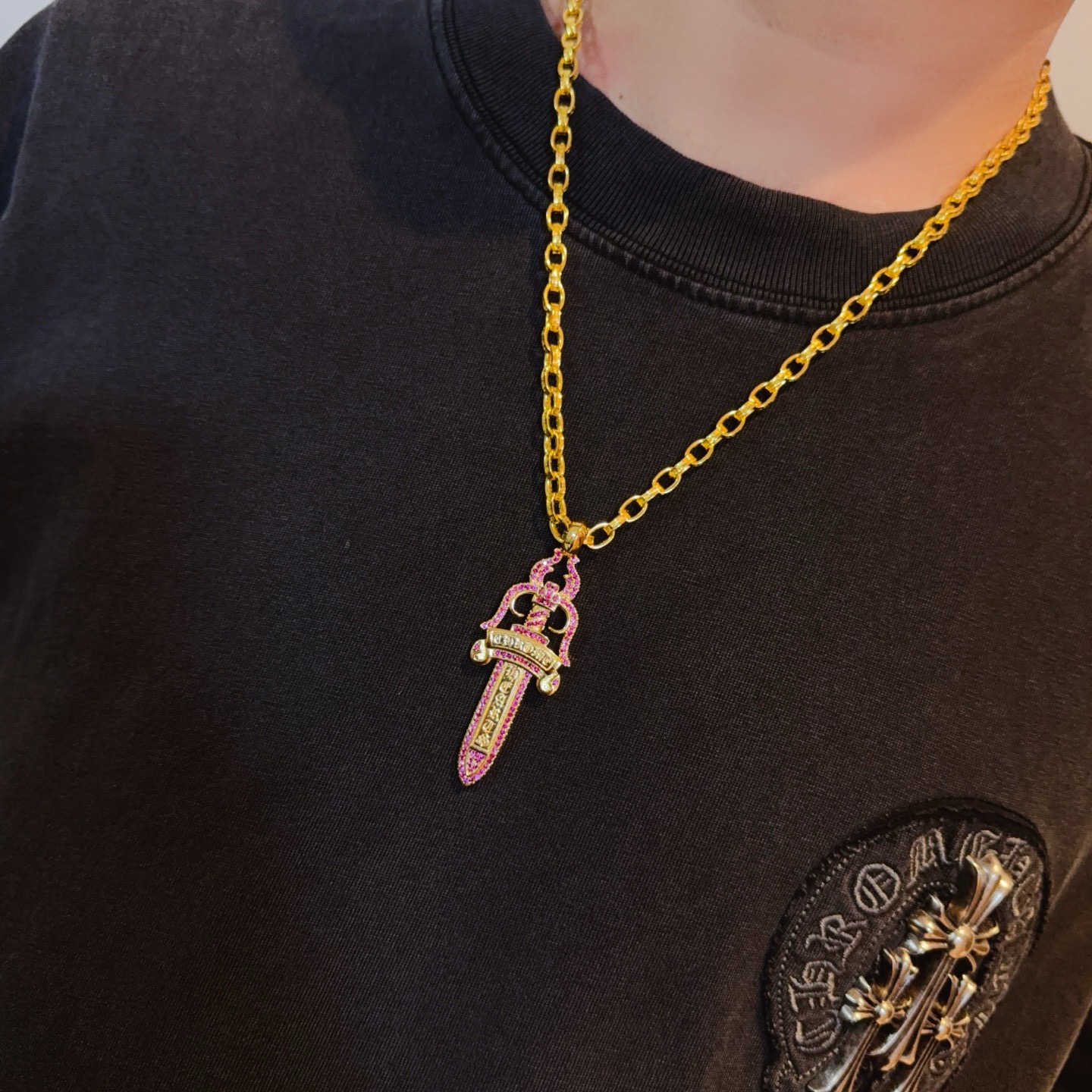 新款【专柜品质】Chrome Hearts克罗心黄金色字母项链，粉钻宝剑吊坠 凹凸造型不同的花纹设计风格