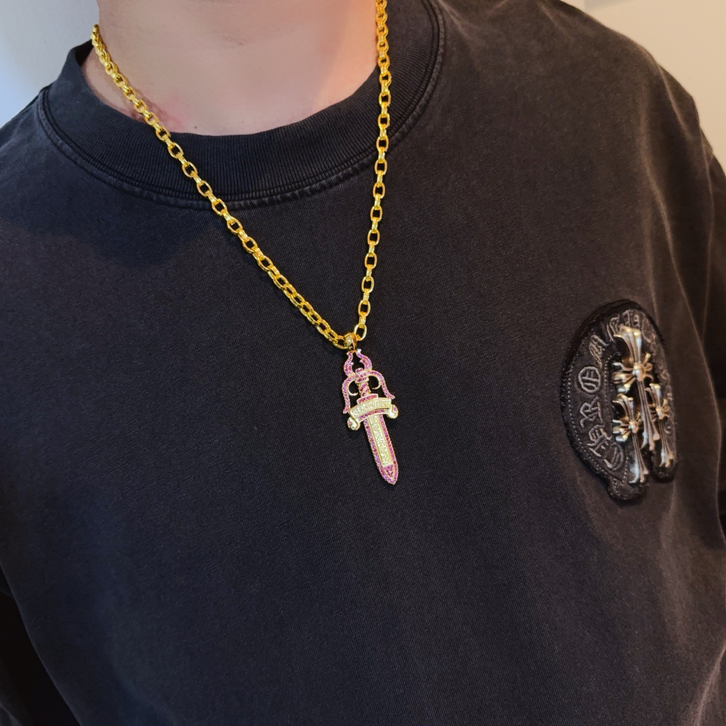 新款【专柜品质】Chrome Hearts克罗心黄金色字母项链，粉钻宝剑吊坠 凹凸造型不同的花纹设计风格