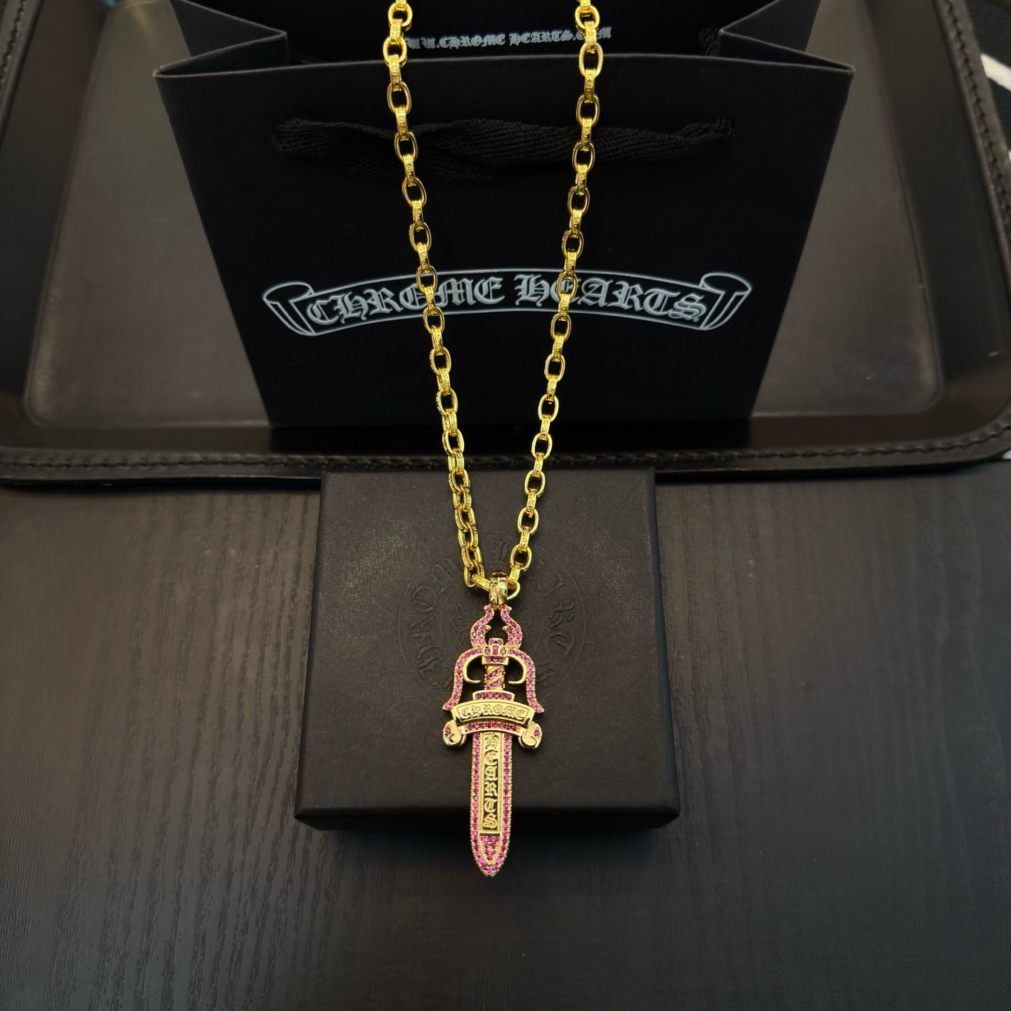 新款【专柜品质】Chrome Hearts克罗心黄金色字母项链，粉钻宝剑吊坠 凹凸造型不同的花纹设计风格