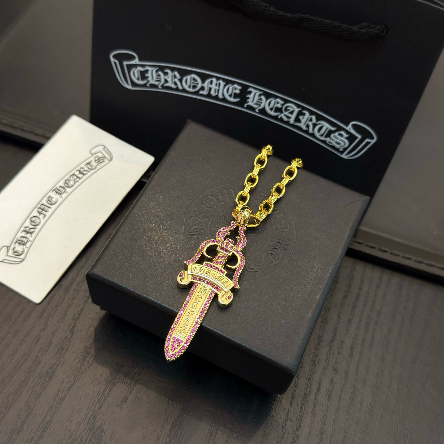 新款【专柜品质】Chrome Hearts克罗心黄金色字母项链，粉钻宝剑吊坠 凹凸造型不同的花纹设计风格