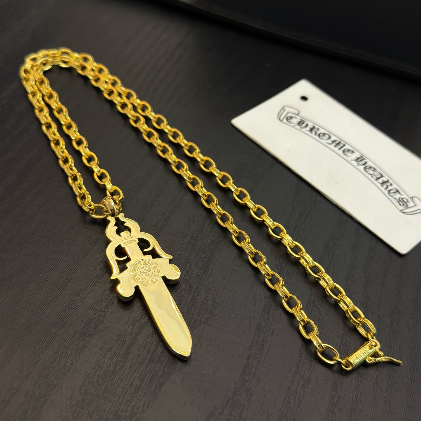 新款【专柜品质】Chrome Hearts克罗心黄金色字母项链，粉钻宝剑吊坠 凹凸造型不同的花纹设计风格