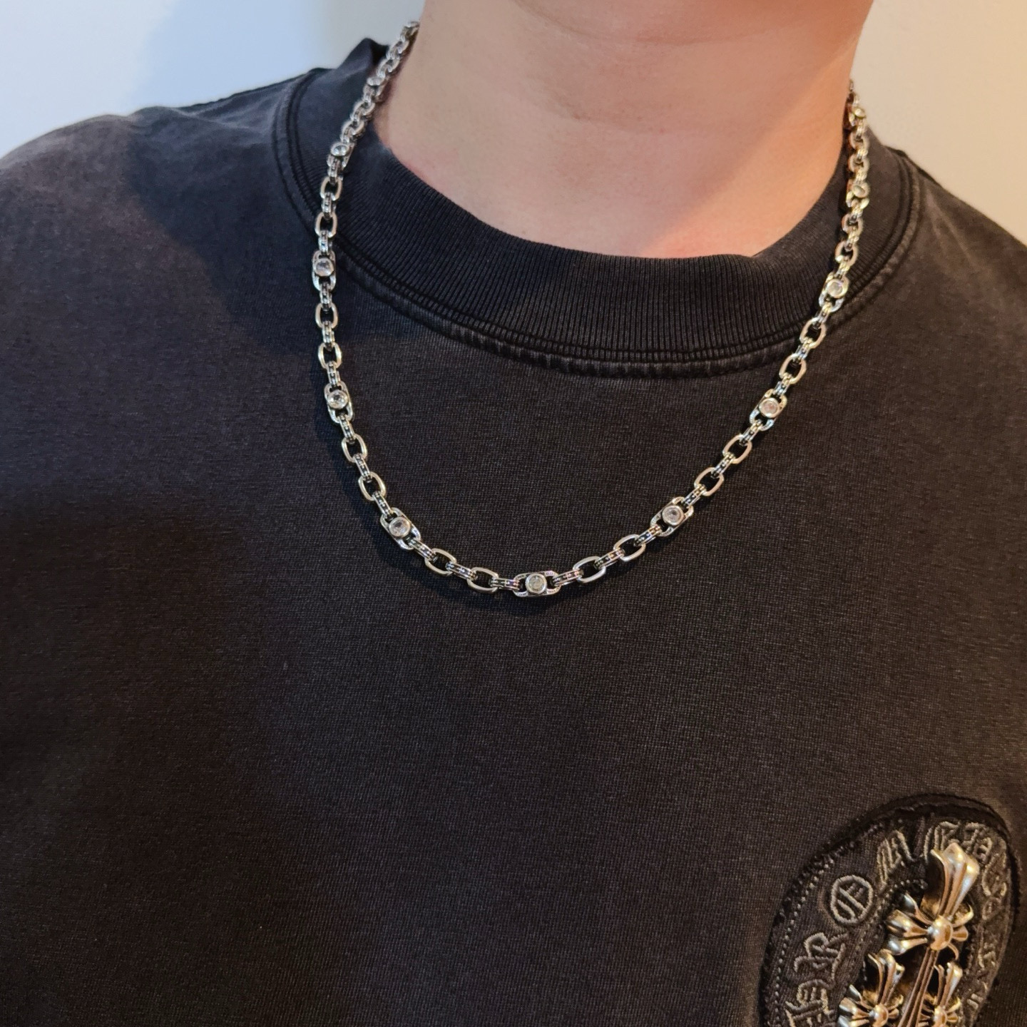 新款【专柜品质】Chrome Hearts克罗心经典复古字母白钻项链，凹凸造型不同的花纹设计风格 呈现出