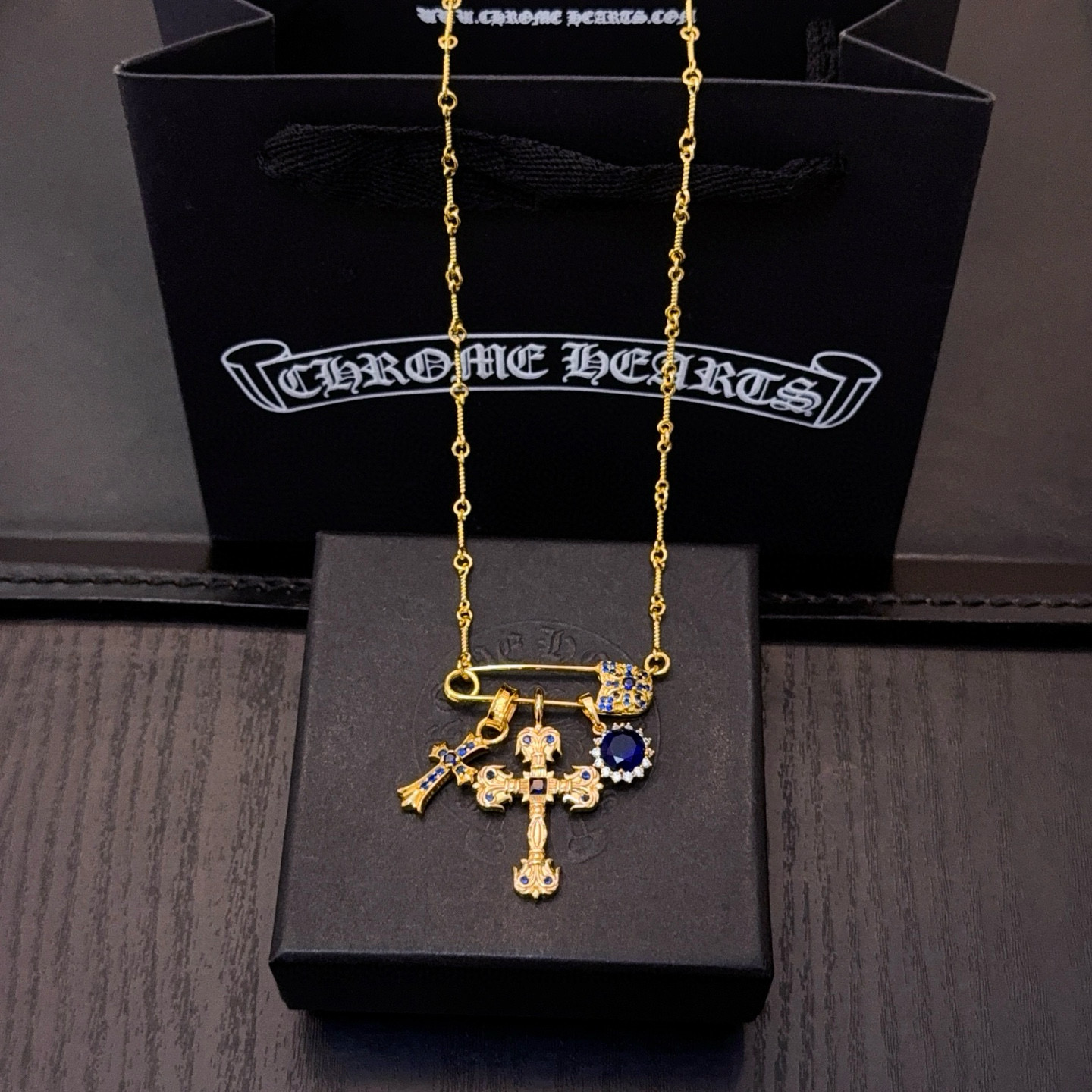 新款【专柜品质】Chrome Hearts克罗心别针黑钻十字架项链，凹凸造型不同的花纹设计风格呈现出与众