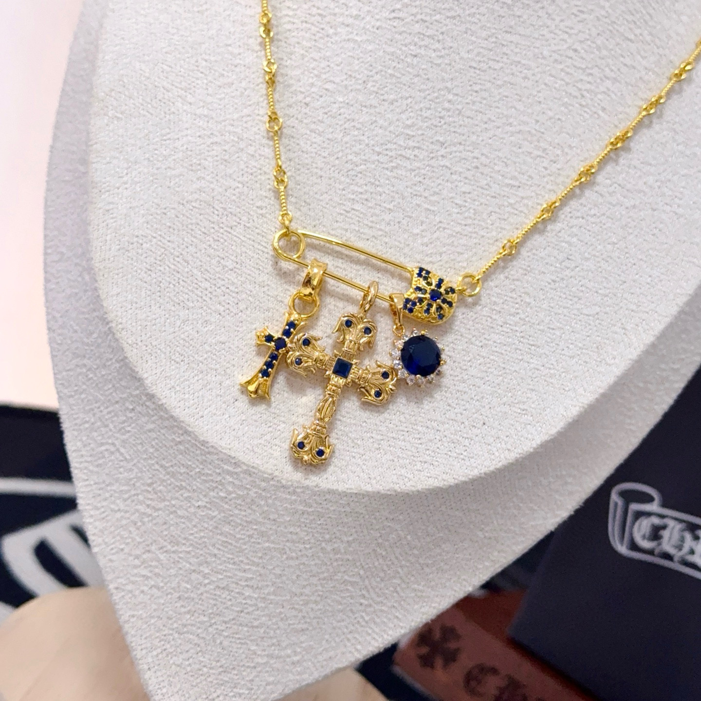 新款【专柜品质】Chrome Hearts克罗心别针黑钻十字架项链，凹凸造型不同的花纹设计风格呈现出与众