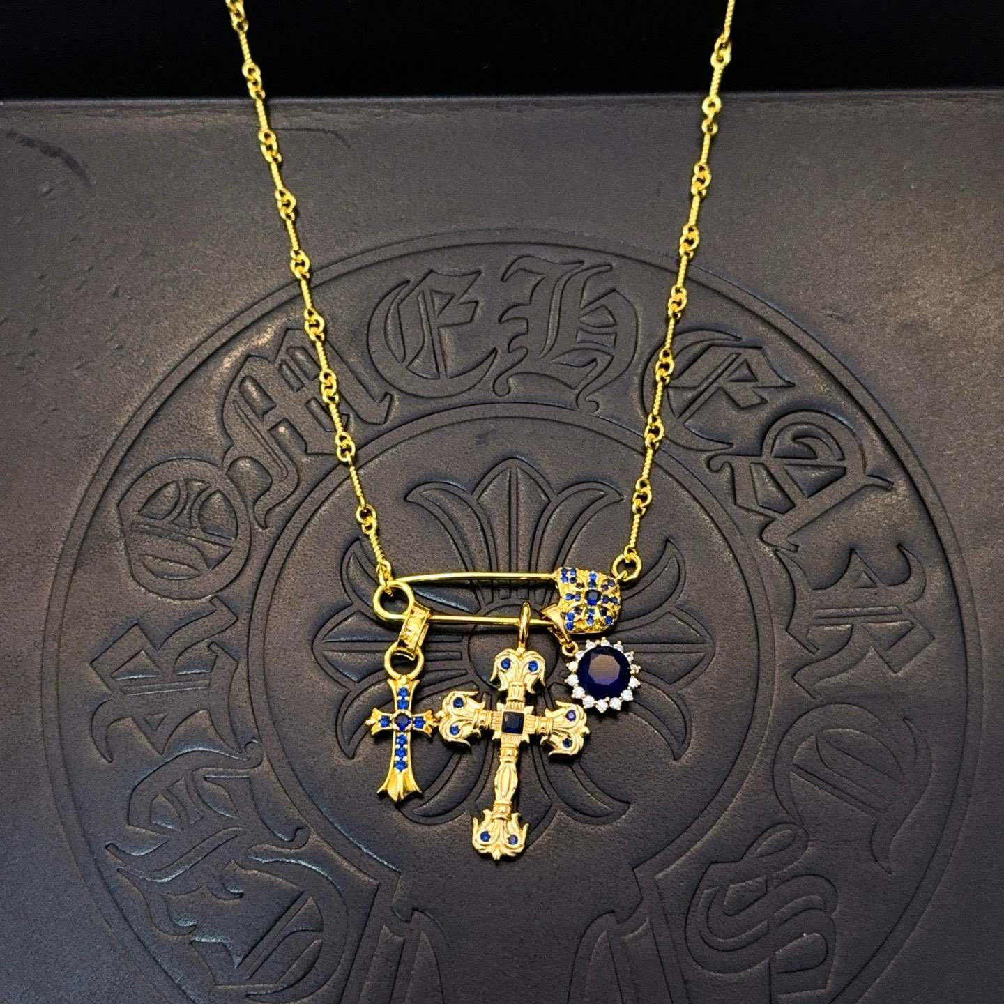 新款【专柜品质】Chrome Hearts克罗心别针黑钻十字架项链，凹凸造型不同的花纹设计风格呈现出与众