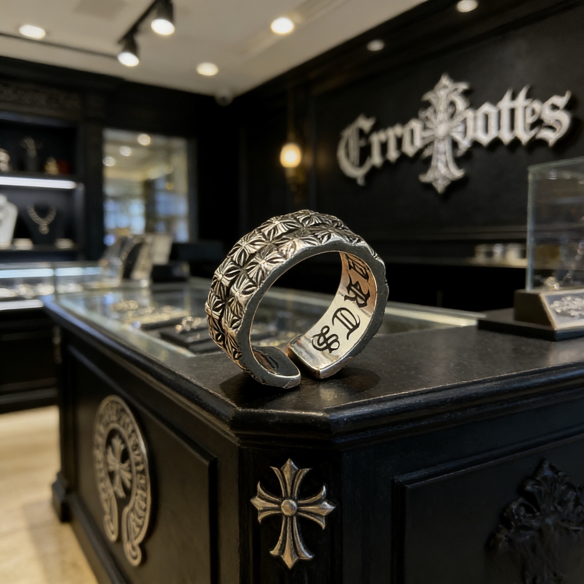 NO:763410,[Counter quality] Chrome Hearts classic retro cross ring. Different concave and convex shapes and different pattern design styles show a difference. The cross scout flower is the symbol of Chrome Hearts, so it is more durable. The genuine version of the Chrome Hearts Chrome Hearts necklace is different from the ordinary light version in the market. Check the version and benchmark quality. Look at the printing details. The degree of retro gray oxidation. Seiko version!  , jewelry boutique, chrome hearts, chrome hearts, necklace, ring19860909【专柜品质】Chrome Hearts克罗心经典复古十字架戒指 凹凸造型不同的花纹设计风格呈现出与众不同 十字架童军花是克罗心的标志 所以更经久不衰 正品打版Chrome Hearts克罗心项链区别市场普通轻版 对版对标品质 看字印细节 复古做旧灰氧程度.精工版本！,饰品精品,chrome hearts,chrome hearts,necklace,ring,Jewelry