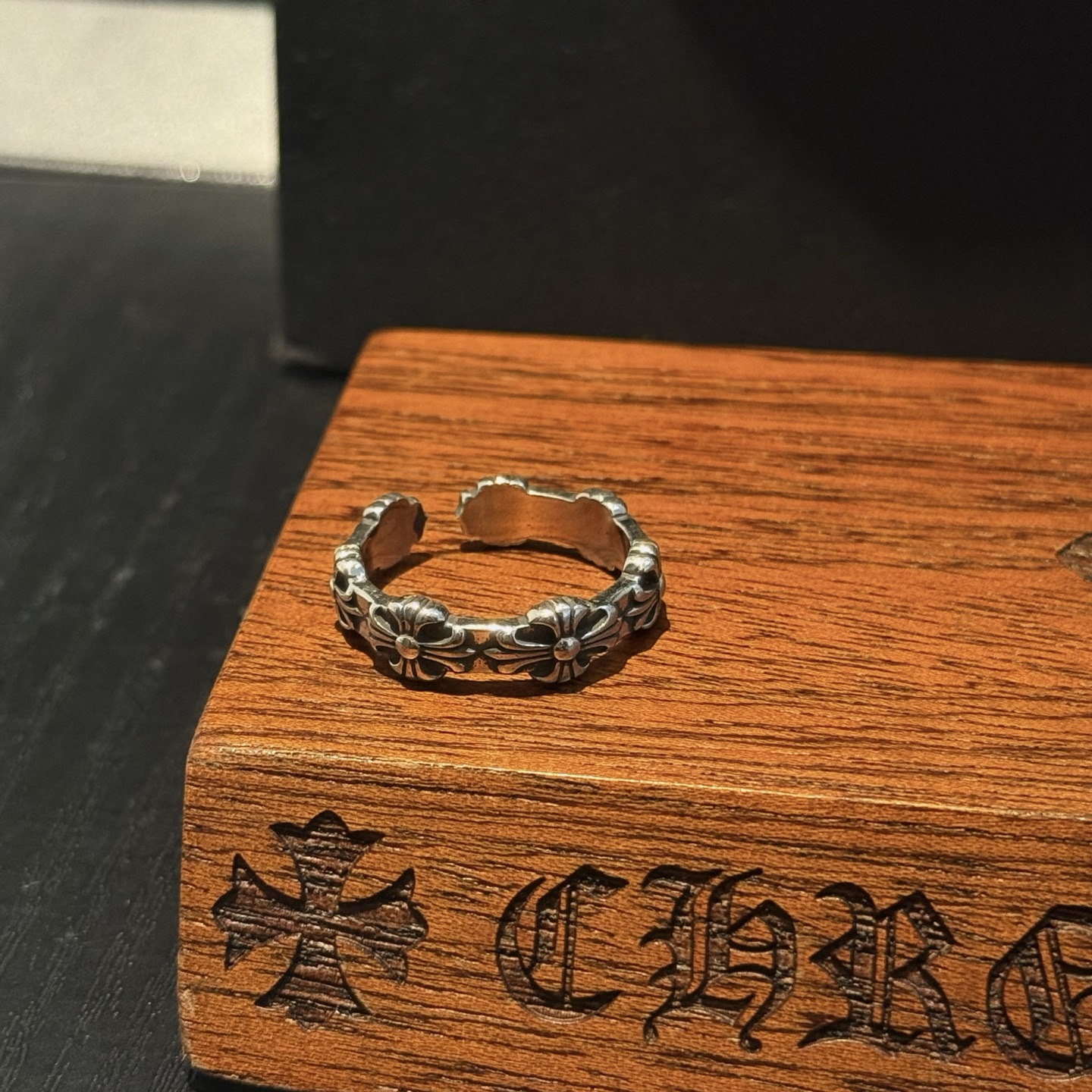 NO:763416,[Counter quality] Chrome Hearts open cross ring. Different concave and convex shapes and different pattern design styles are different. The cross scout flower is the symbol of Chrome Hearts, so it is more durable. The genuine patterned Chrome Hearts Chrome Hearts necklace is different from the ordinary light version in the market. Check the version and standard quality. Look at the printing details. The degree of retro gray oxidation. Seiko version!  , jewelry boutique, chrome hearts, chrome hearts, necklace, ring19860909【专柜品质】Chrome Hearts克罗心开口十字架戒指 凹凸造型不同的花纹设计风格呈现出与众不同 十字架童军花是克罗心的标志 所以更经久不衰 正品打版Chrome Hearts克罗心项链区别市场普通轻版 对版对标品质 看字印细节 复古做旧灰氧程度.精工版本！,饰品精品,chrome hearts,chrome hearts,necklace,ring,Jewelry