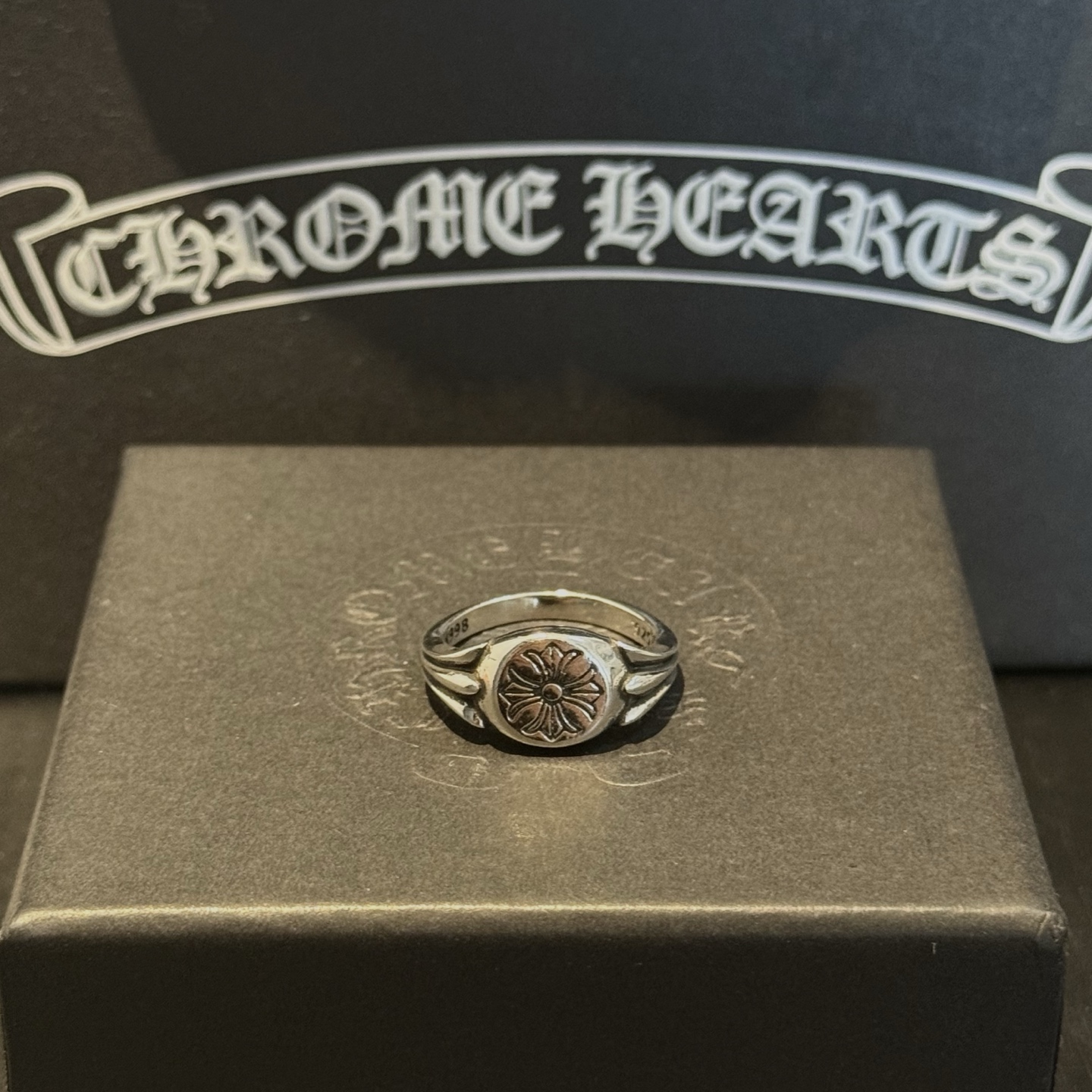 NO:763421,[Counter quality] Chrome Hearts Cross Flower Ring. The concave and convex shapes have different pattern design styles that make it unique. The Cross Scout flower is the symbol of Chrome Hearts, so it is more durable. The genuine patterned Chrome Hearts necklace is different from the ordinary light version in the market. Check the version and standard quality. Look at the printing details. The degree of retro gray oxidation. Seiko version!  , jewelry boutique, chrome hearts, chrome hearts, necklace, ring19860909【专柜品质】Chrome Hearts克罗心十字花戒指 凹凸造型不同的花纹设计风格呈现出与众不同 十字架童军花是克罗心的标志 所以更经久不衰 正品打版Chrome Hearts克罗心项链区别市场普通轻版 对版对标品质 看字印细节 复古做旧灰氧程度.精工版本！,饰品精品,chrome hearts,chrome hearts,necklace,ring,Jewelry