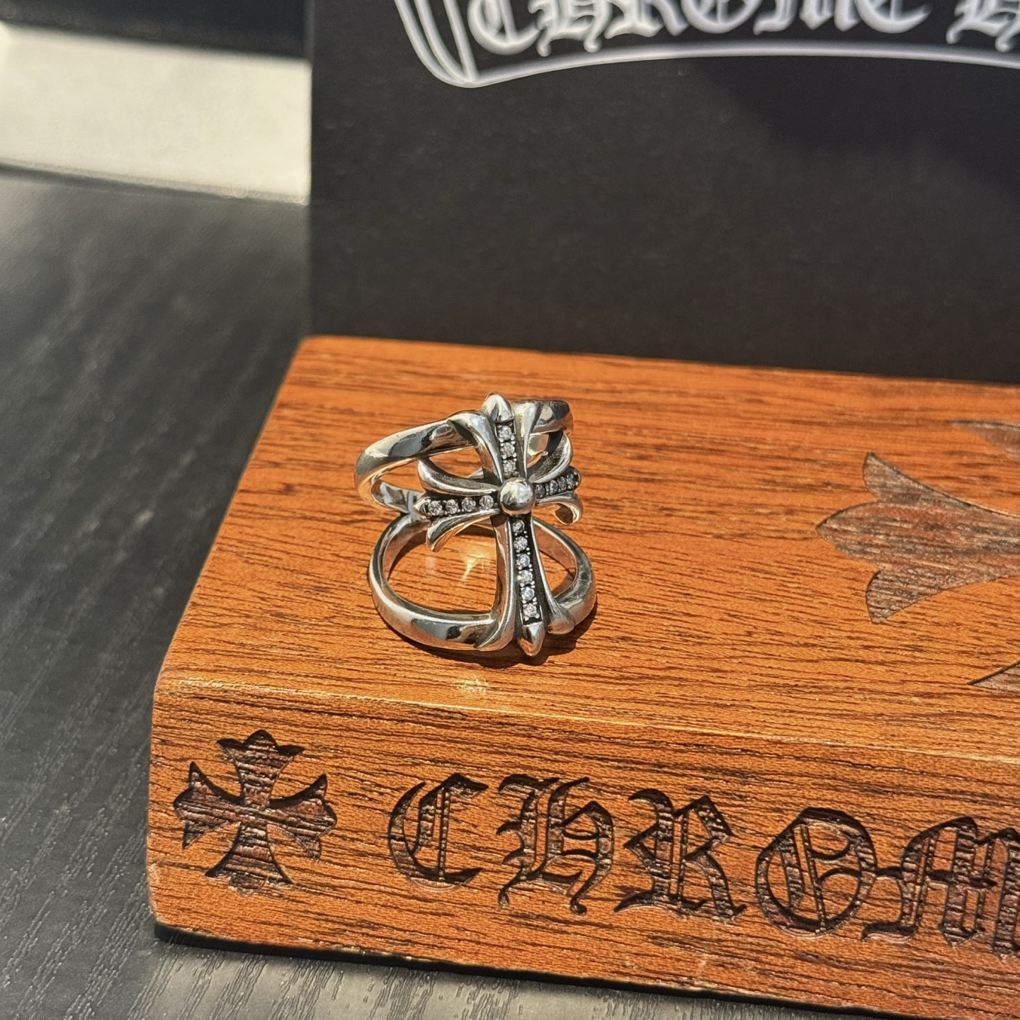 NO:763426,[Counter quality] Chrome Hearts Cross Ring. The concave and convex shapes with different pattern design styles are unique. The cross scout flower is the symbol of Chrome Hearts, so it is more durable. The genuine pattern-printed Chrome Hearts necklace is different from the ordinary light version in the market. Check the version and standard quality. Look at the printing details. The degree of retro gray oxidation. Seiko version!  , jewelry boutique, chrome hearts, chrome hearts, necklace, ring19860909【专柜品质】Chrome Hearts克罗心十字架戒指 凹凸造型不同的花纹设计风格呈现出与众不同 十字架童军花是克罗心的标志 所以更经久不衰 正品打版Chrome Hearts克罗心项链区别市场普通轻版 对版对标品质 看字印细节 复古做旧灰氧程度.精工版本！,饰品精品,chrome hearts,chrome hearts,necklace,ring,Jewelry