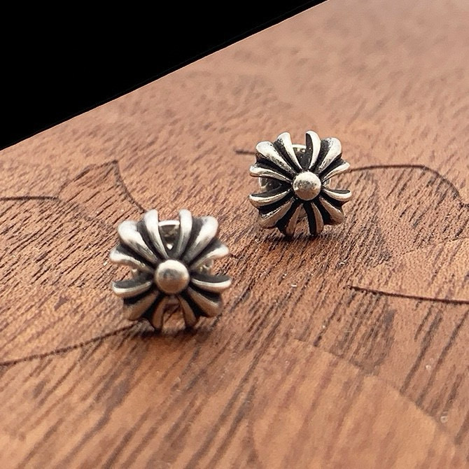 NO:763422,[Counter quality] Chrome Hearts classic double cross earrings, different concave and convex shapes, different pattern design styles, showing a distinctive cross and the Scout flower is the symbol of Chrome Hearts, so it is more durable. Genuine pattern-printed Chrome Hearts distinguishes the ordinary light version in the market. Match the standard quality. Look at the printing details, the degree of retro gray oxidation. Seiko version!  !  !  Purely handmade ~ Authentic open mold fashion essentials. Can be worn by both men and women. Same style for couples. Official website original. Rock punk Thai silver style. Retro elements. Trendy and versatile!  , jewelry boutique, chrome hearts, chrome hearts19860909【专柜品质】Chrome Hearts克罗心 经典双十字架耳钉 凹凸造型不同的花纹设计风格 呈现出与众不同 十字架 童军花是克罗心的志 所以更经久不衰 正品打版Chrome Hearts克罗心 区别市场普通轻版 对版对标品质 看字印细节 复古做旧灰氧程度.精工版本！！！ 纯手工打造 ～正品开模潮流时尚必备 男女均可佩戴 情侣同款 官网原版 摇滚朋克泰银风格 复古元素 潮流百搭！,饰品精品,chrome hearts,chrome hearts,Jewelry
