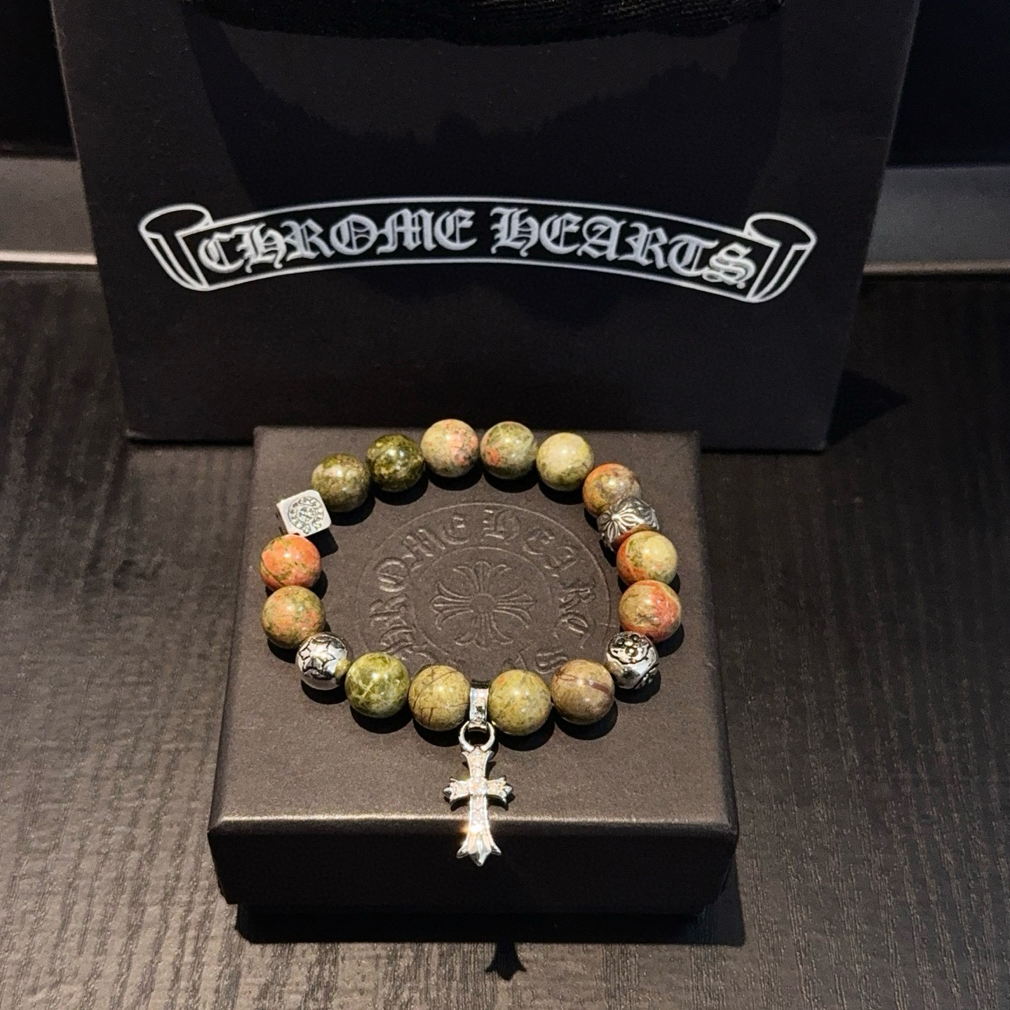 NO:763224,Batch of new [counter quality] Chrome Hearts classic retro multi-element bracelets, concave and convex shapes with different pattern design styles, showing a distinctive cross. The Scout flower is the symbol of Chrome Hearts, so it is more durable. Genuine pattern-printed Chrome Hearts distinguishes the ordinary light version in the market. Match the version and standard quality. Look at the printing details, the degree of retro gray oxidation. Seiko version!  !  !  Purely handmade ~ Authentic open mold fashion essentials. Can be worn by both men and women. Same style for couples. Official website original. Rock punk Thai silver style. Retro elements. Trendy and versatile!  , jewelry boutique, chrome hearts, chrome hearts, bracelet19860909批 新款【专柜品质】Chrome Hearts克罗心经典复古多元素手链手串,凹凸造型不同的花纹设计风格 呈现出与众不同 十字架 童军花是克罗心的志 所以更经久不衰 正品打版Chrome Hearts克罗心 区别市场普通轻版 对版对标品质 看字印细节 复古做旧灰氧程度.精工版本！！！ 纯手工打造 ～正品开模潮流时尚必备 男女均可佩戴 情侣同款 官网原版 摇滚朋克泰银风格 复古元素 潮流百搭！,饰品精品,chrome hearts,chrome hearts,bracelet,Jewelry