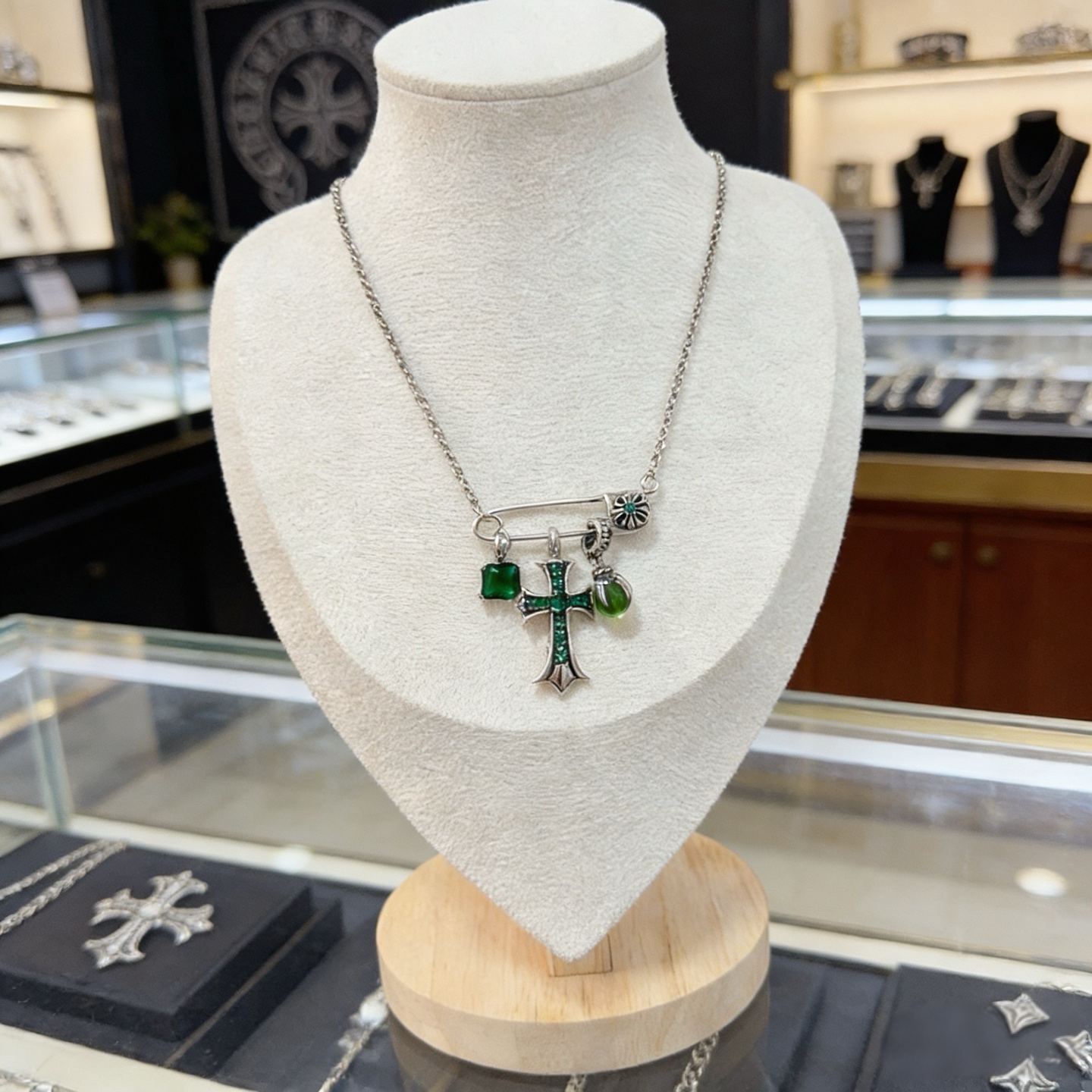 NO:763232,New [counter quality] Chrome Hearts Classic Retro Pin Necklace. Concave and convex shapes with different pattern design styles, showing a distinctive cross. The Scout flower is the symbol of Chrome Hearts, so it is more durable. Genuine pattern-printed Chrome Hearts distinguishes the ordinary light version in the market. Match the version and standard quality. Look at the printing details. The degree of retro gray oxidation. Seiko version!  !  !  Purely handmade ~ Authentic open mold fashion essentials. Can be worn by both men and women. Same style for couples. Official website original. Rock punk Thai silver style. Retro elements. Trendy and versatile!  , jewelry boutique, chrome hearts, chrome hearts, necklace19860909新款【专柜品质】Chrome Hearts克罗心经典复古别针项链 凹凸造型不同的花纹设计风格 呈现出与众不同 十字架 童军花是克罗心的志 所以更经久不衰 正品打版Chrome Hearts克罗心 区别市场普通轻版 对版对标品质 看字印细节 复古做旧灰氧程度.精工版本！！！ 纯手工打造 ～正品开模潮流时尚必备 男女均可佩戴 情侣同款 官网原版 摇滚朋克泰银风格 复古元素 潮流百搭！,饰品精品,chrome hearts,chrome hearts,necklace,Jewelry