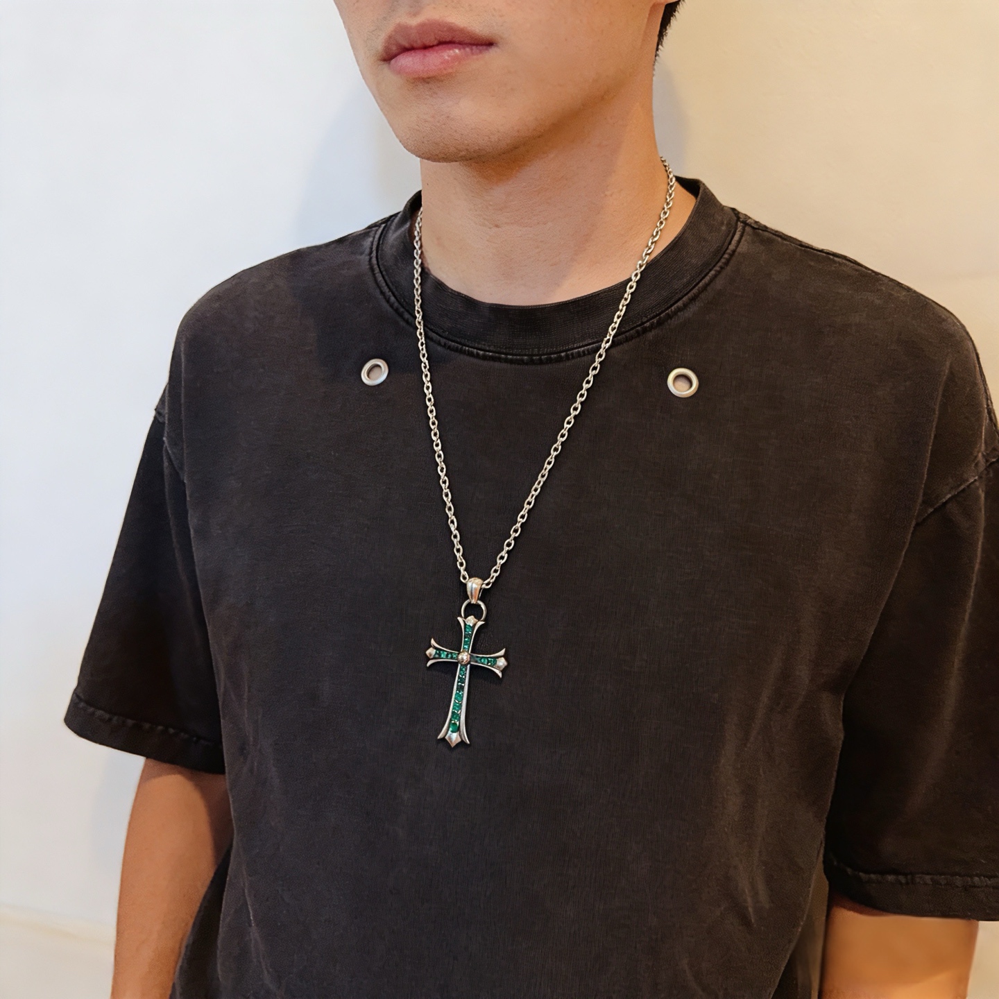 NO:763244,New [counter quality] Chrome Hearts classic retro necklace, green diamond cross pendant. The concave and convex shapes have different pattern design styles, showing a distinctive cross. The Scout flower is the symbol of Chrome Hearts, so it is more durable. Genuine plate-printed Chrome Hearts distinguishes the ordinary light version in the market. Match the version and standard quality. Look at the printing details. The degree of retro gray oxidation. Seiko version!  !  !  Purely handmade ~ Authentic open mold fashion essentials. Can be worn by both men and women. Same style for couples. Official website original. Rock punk Thai silver style. Retro elements. Trendy and versatile!  , jewelry boutique, chrome hearts, chrome hearts, necklace19860909新款【专柜品质】Chrome Hearts克罗心经典复古项链,绿钻十字架吊坠 凹凸造型不同的花纹设计风格 呈现出与众不同 十字架 童军花是克罗心的志 所以更经久不衰 正品打版Chrome Hearts克罗心 区别市场普通轻版 对版对标品质 看字印细节 复古做旧灰氧程度.精工版本！！！ 纯手工打造 ～正品开模潮流时尚必备 男女均可佩戴 情侣同款 官网原版 摇滚朋克泰银风格 复古元素 潮流百搭！,饰品精品,chrome hearts,chrome hearts,necklace,Jewelry