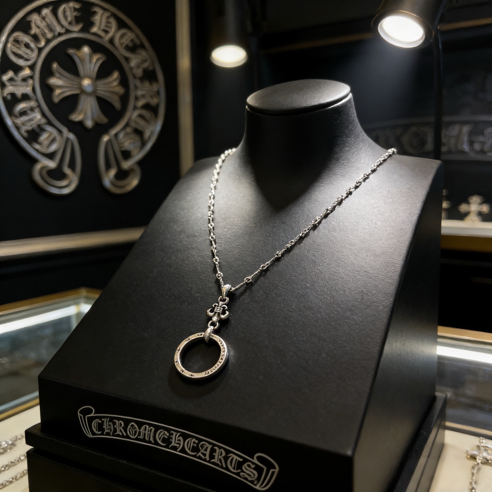 NO:763253,New [counter quality] Chrome Hearts classic retro necklace, Scout flower ring pendant, concave and convex shapes with different pattern design styles, showing a distinctive cross. The Scout flower is the symbol of Chrome Hearts, so it is more durable. Genuine patterned Chrome Hearts distinguishes the ordinary light version in the market. Match the version and benchmark quality. Look at the printing details. The degree of retro ash oxidation. Seiko version!  !  !  Purely handmade ~ Authentic open mold fashion essentials. Can be worn by both men and women. Same style for couples. Official website original. Rock punk Thai silver style. Retro elements. Trendy and versatile!  , jewelry boutique, chrome hearts, chrome hearts, necklace19860909新款【专柜品质】Chrome Hearts克罗心 经典复古项链 ,童军花圆环吊坠,凹凸造型不同的花纹设计风格 呈现出与众不同 十字架 童军花是克罗心的志 所以更经久不衰 正品打版Chrome Hearts克罗心 区别市场普通轻版 对版对标品质 看字印细节 复古做旧灰氧程度.精工版本！！！ 纯手工打造 ～正品开模潮流时尚必备 男女均可佩戴 情侣同款 官网原版 摇滚朋克泰银风格 复古元素 潮流百搭！,饰品精品,chrome hearts,chrome hearts,necklace,Jewelry