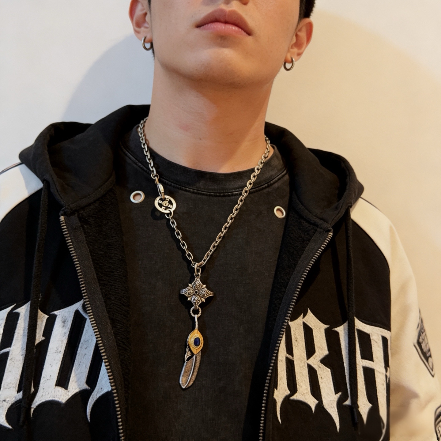 NO:763230,[New product on the shelves] Goro’s Goro Takahashi Feather Pendant, Takahashi’s classic necklace, top version, exclusive photo shoot, focusing on the high-end market, popular model on Kuaishou/ins/Xiaohongshu, absolutely different from the ordinary version!  The product details in the pictures are consistent with ZP!  Original production process, exquisite quality, purely handmade ~ Authentic mold opening, trendy and fashionable must-have, can be worn by both men and women, same style for couples, rock punk Thai silver style, retro elements, trendy and versatile, same style as the official website, fine jewelry, necklace19860909【新品上架】Goro’s高桥吾郎羽毛吊坠,高桥经典项链,顶级版本,认准独家拍摄,主攻高端市场 ,快手/ins/小红书热门款,绝对区别普通版本！图片产品细节与ZP一致！原版制作工艺 精工品质 纯手工打造 ～正品开模潮流时尚必备 男女均可佩戴 情侣款同款 摇滚朋克泰银风格 复古元素 潮流百搭 官网同款,饰品精品,necklace,Jewelry