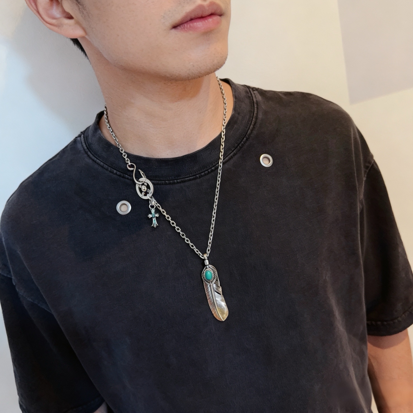 NO:763236,[New product on the shelves] Goro’s Takahashi Goro Heart Cross Feather Necklace, the top version, exclusive photo shoot, focusing on the high-end market, Kuaishou/ins/Xiaohongshu popular model, absolutely different from the ordinary version!  The product details in the pictures are consistent with ZP!  Original production process, exquisite quality, purely handmade ~ Genuine open mold, fashionable must-have, can be worn by both men and women, same style for couples, rock punk Thai silver style, retro elements, trendy and versatile, same style as the official website, fine jewelry, chrome hearts, necklace19860909【新品上架】Goro’s高桥吾郞克罗心结合十字架羽毛项链 顶级版本,认准独家拍摄,主攻高端市场 ,快手/ins/小红书热门款,绝对区别普通版本！图片产品细节与ZP一致！原版制作工艺 精工品质 纯手工打造 ～正品开模潮流时尚必备 男女均可佩戴 情侣款同款 摇滚朋克泰银风格 复古元素 潮流百搭 官网同款,饰品精品,chrome hearts,necklace,Jewelry