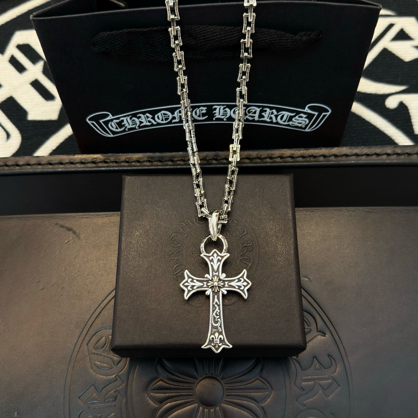 NO:763246,New [counter quality] Chrome Hearts classic retro cross necklace, cross pendant, concave and convex shapes, different pattern design styles, showing a distinctive cross and Scout flower is Chrome Hearts' symbol, so it is more durable. Genuine pattern-printed Chrome Hearts distinguishes the ordinary light version in the market. Match the version and benchmark quality. Look at the printing details, the degree of retro gray oxidation. Seiko version!  !  !  Purely handmade ~ Authentic open mold fashion essentials. Can be worn by both men and women. Same style for couples. Official website original. Rock punk Thai silver style. Retro elements. Trendy and versatile!  , jewelry boutique, chrome hearts, chrome hearts, necklace19860909新款【专柜品质】Chrome Hearts克罗心经典复古十字架项链 十字架吊坠 凹凸造型不同的花纹设计风格 呈现出与众不同 十字架 童军花是克罗心的志 所以更经久不衰 正品打版Chrome Hearts克罗心 区别市场普通轻版 对版对标品质 看字印细节 复古做旧灰氧程度.精工版本！！！ 纯手工打造 ～正品开模潮流时尚必备 男女均可佩戴 情侣同款 官网原版 摇滚朋克泰银风格 复古元素 潮流百搭！,饰品精品,chrome hearts,chrome hearts,necklace,Jewelry
