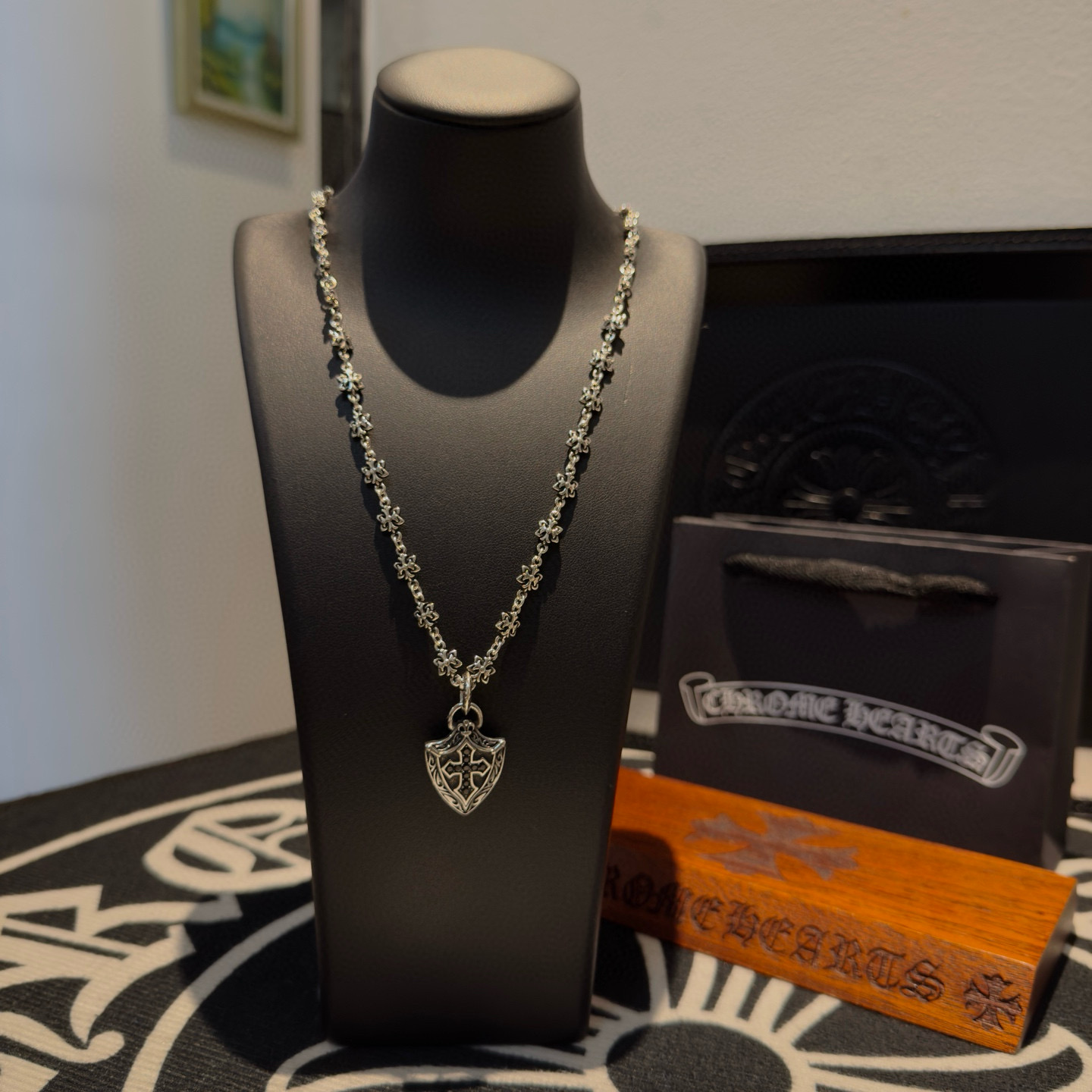 NO:763249,New [Counter Quality] Chrome Hearts Cross Flower Necklace, Shield Cross Pendant, Concave and convex shapes with different pattern design styles are different. The cross scout flower is the symbol of Chrome Hearts, so it is more durable. The genuine patterned Chrome Hearts necklace is different from the ordinary light version in the market. Check the version and standard quality. Look at the printing details, the degree of retro gray oxidation. Seiko version!  , jewelry boutique, chrome hearts, chrome hearts, necklace19860909新款【专柜品质】Chrome Hearts克罗心十字花项链 盾牌十字架吊坠 凹凸造型不同的花纹设计风格呈现出与众不同 十字架童军花是克罗心的标志 所以更经久不衰 正品打版Chrome Hearts克罗心项链区别市场普通轻版 对版对标品质 看字印细节 复古做旧灰氧程度.精工版本！,饰品精品,chrome hearts,chrome hearts,necklace,Jewelry