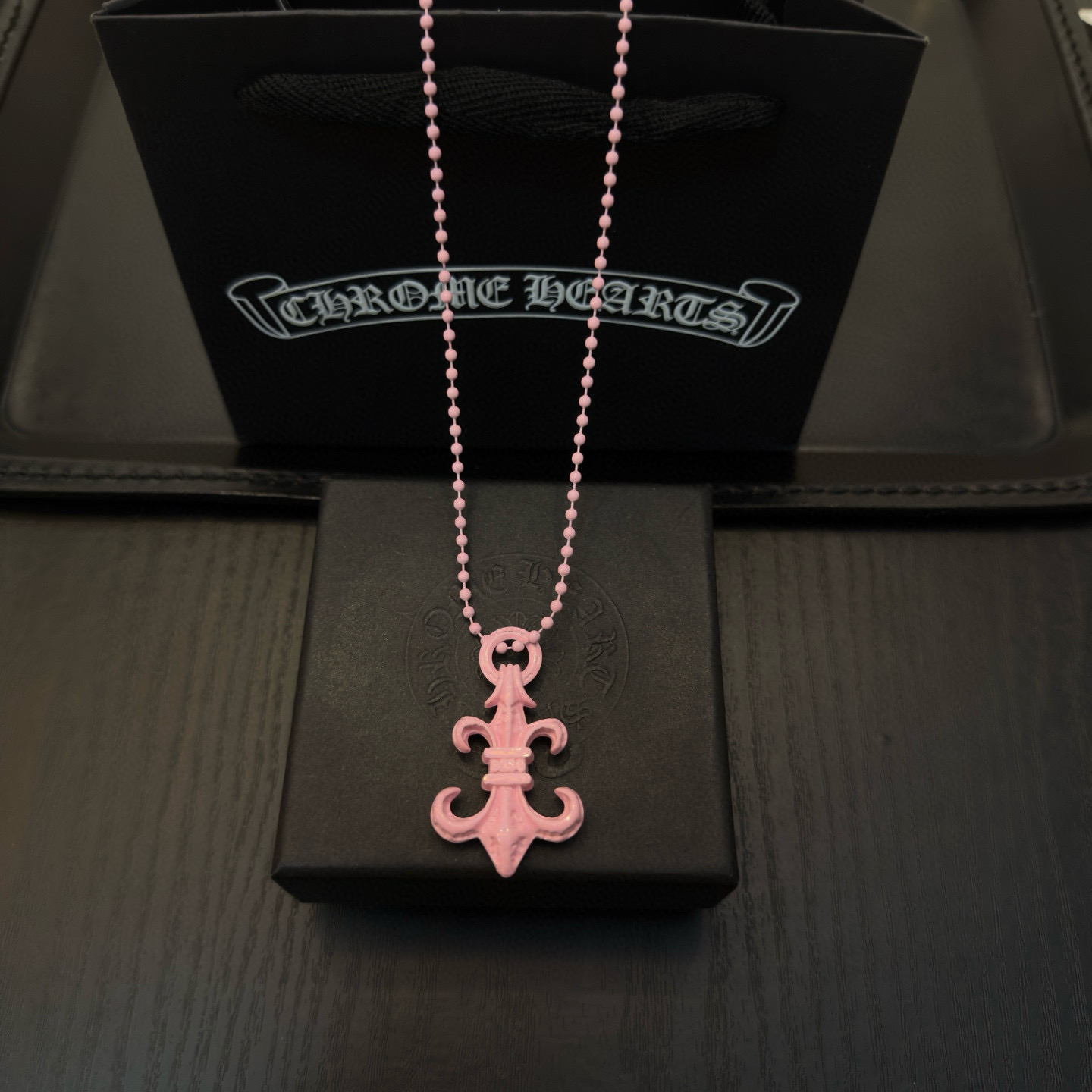 NO:763255,The new Chrome Hearts Scout flower resin necklace, exquisite counter craftsmanship, quality assurance, very playful colors, same style for men and women, multiple styles, looks good when stacked, this is not only a necklace, but also a fashion tool for you to show your personality and taste!  The resin material makes the necklace full of texture, light and comfortable, and can be worn without any burden. The design of the love vine is both unique and artistic., jewelry boutique, chrome hearts, chrome hearts, necklace19860909新款Chrome Hearts 克罗心童军花树脂项链,精致专柜工艺,品质保证,颜色非常俏皮,男女同款,多种风格搭配,叠戴也很好看,这不仅仅是一条项链,更是你展现个性与品味的时尚利器！树脂材质使得项链质感十足,轻盈又舒适,佩戴起来毫无负担.爱心藤蔓的设计既独特又充满艺术感.,饰品精品,chrome hearts,chrome hearts,necklace,Jewelry