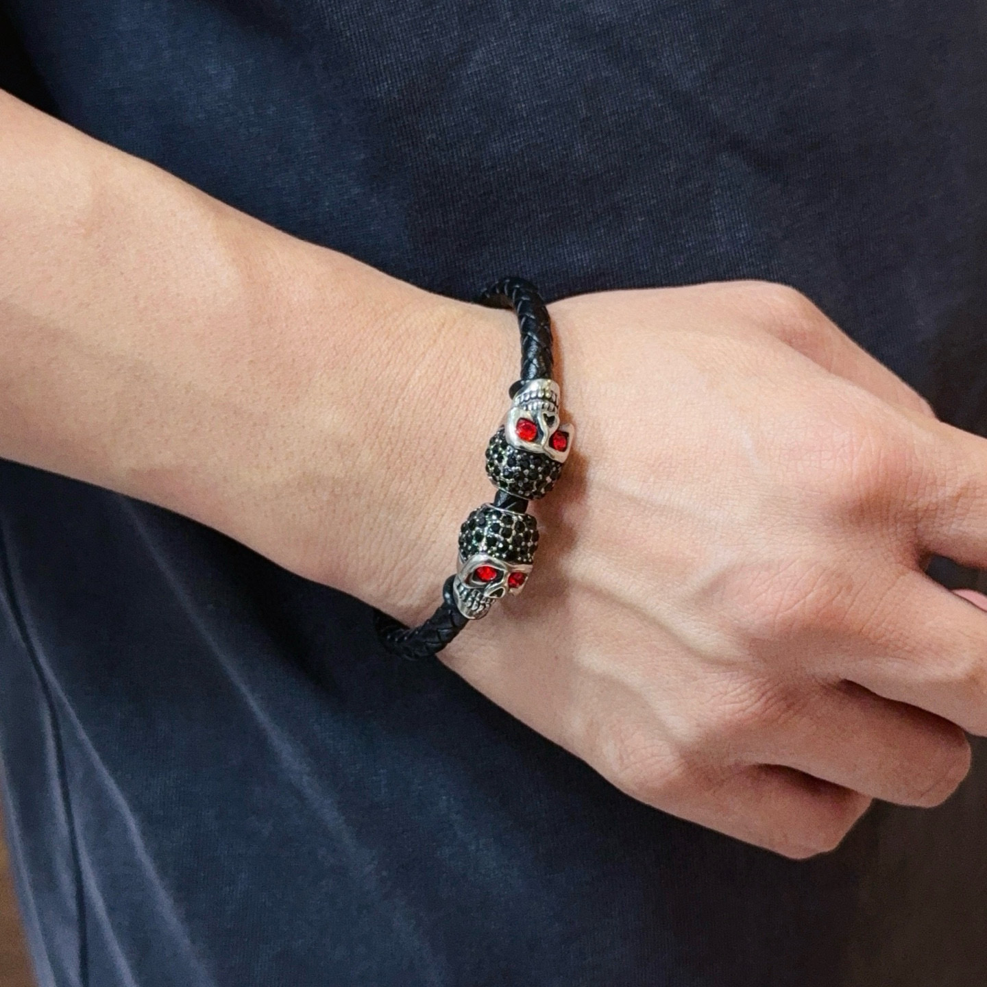 NO:763258,New [Counter Quality] Chrome Hearts Leather Rope Bracelet. The concave and convex shapes with different pattern design styles are distinctive. The cross scout flower is the symbol of Chrome Hearts, so it is more durable. The genuine pattern-printed Chrome Hearts necklace is different from the ordinary light version in the market. Check the version and standard quality. Look at the printing details. The degree of retro gray oxidation. Seiko version!  , jewelry boutique, chrome hearts, chrome hearts, necklace, bracelet19860909新款【专柜品质】Chrome Hearts克罗心皮绳手镯 凹凸造型不同的花纹设计风格呈现出与众不同 十字架童军花是克罗心的标志 所以更经久不衰 正品打版Chrome Hearts克罗心项链区别市场普通轻版 对版对标品质 看字印细节 复古做旧灰氧程度.精工版本！,饰品精品,chrome hearts,chrome hearts,necklace,bracelet,Jewelry