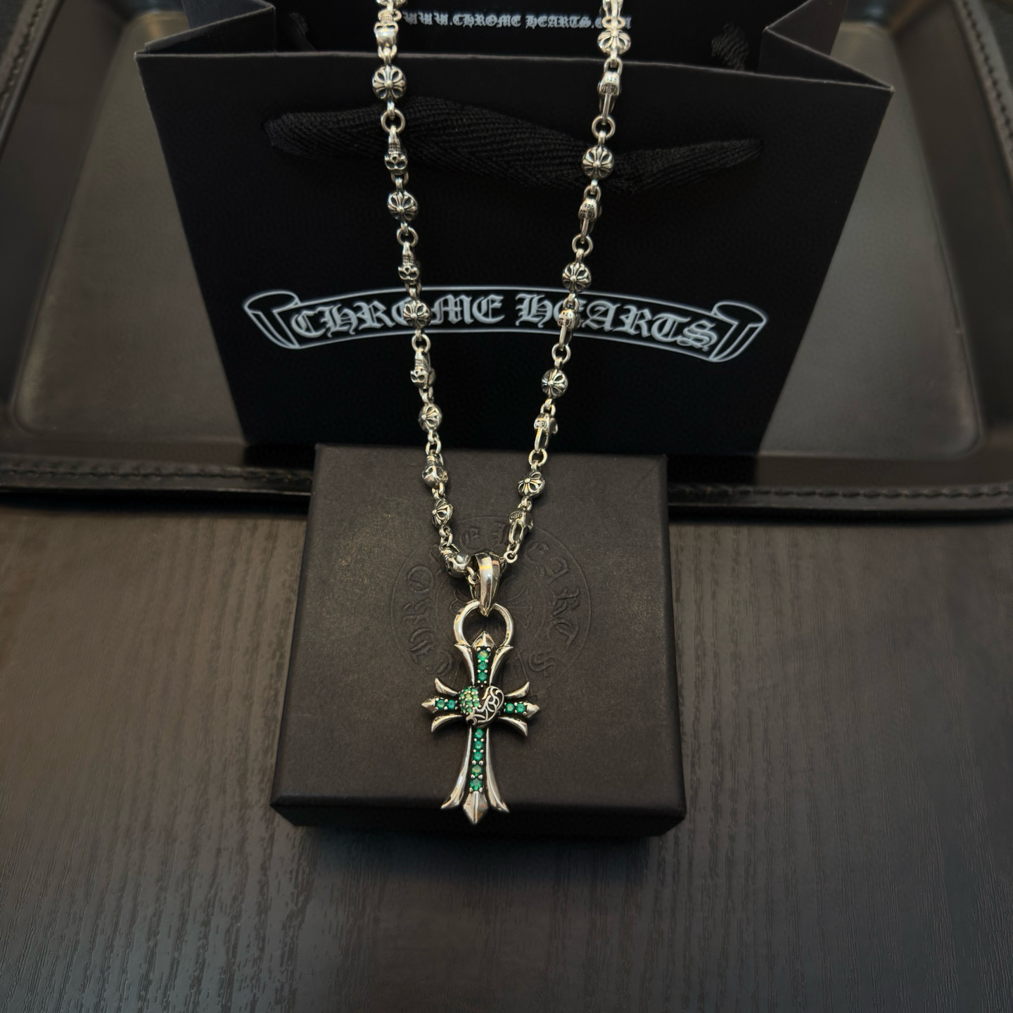 NO:763259,New [counter quality] Chrome Hearts Cross Flower Skull Necklace, Green Diamond Vine Flower Love Cross Pendant, Concave and Concave Shape Different Pattern Design Styles, Presenting a Distinctive Cross. The Scout Flower is the symbol of Chrome Hearts, so it is more durable. Authentic Chrome Hearts Chrome Hearts is different from the ordinary light version in the market. Check the quality of the version. Look at the printing details. The degree of retro gray oxidation. Seiko version!  !  !  Purely handmade ~ Authentic open mold fashion essentials. Can be worn by both men and women. Same style for couples. Official website original. Rock punk Thai silver style. Retro elements. Trendy and versatile!  , jewelry boutique, chrome hearts, chrome hearts, necklace19860909新款【专柜品质】Chrome Hearts克罗心十字花球骷髅头项链 绿钻藤花爱心十字架吊坠 凹凸造型不同的花纹设计风格 呈现出与众不同 十字架 童军花是克罗心的志 所以更经久不衰 正品打版Chrome Hearts克罗心 区别市场普通轻版 对版对标品质 看字印细节 复古做旧灰氧程度.精工版本！！！ 纯手工打造 ～正品开模潮流时尚必备 男女均可佩戴 情侣同款 官网原版 摇滚朋克泰银风格 复古元素 潮流百搭！,饰品精品,chrome hearts,chrome hearts,necklace,Jewelry